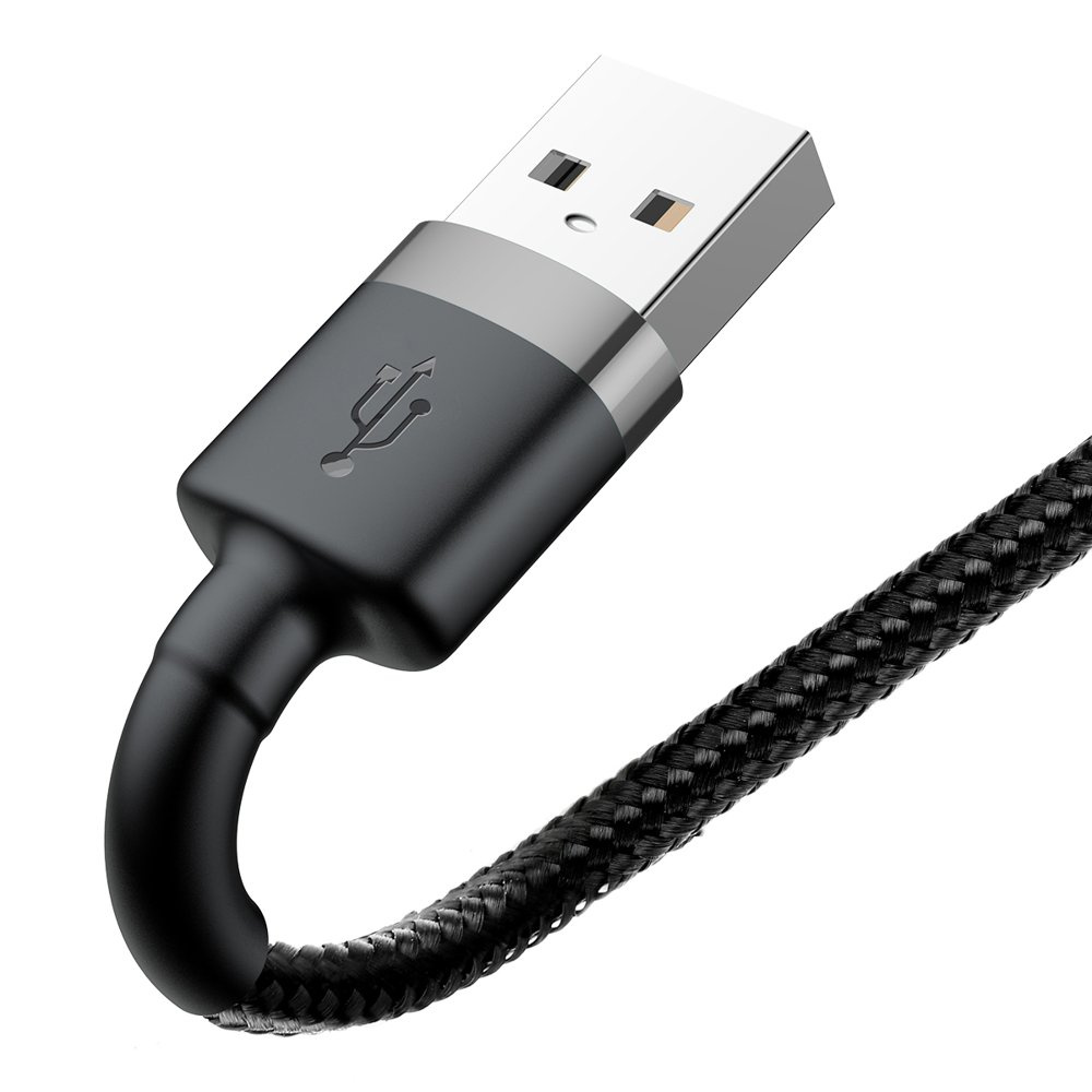 Zbliżenie czarnego złącza USB z logo Baseus. Pleciony czarny kabel.