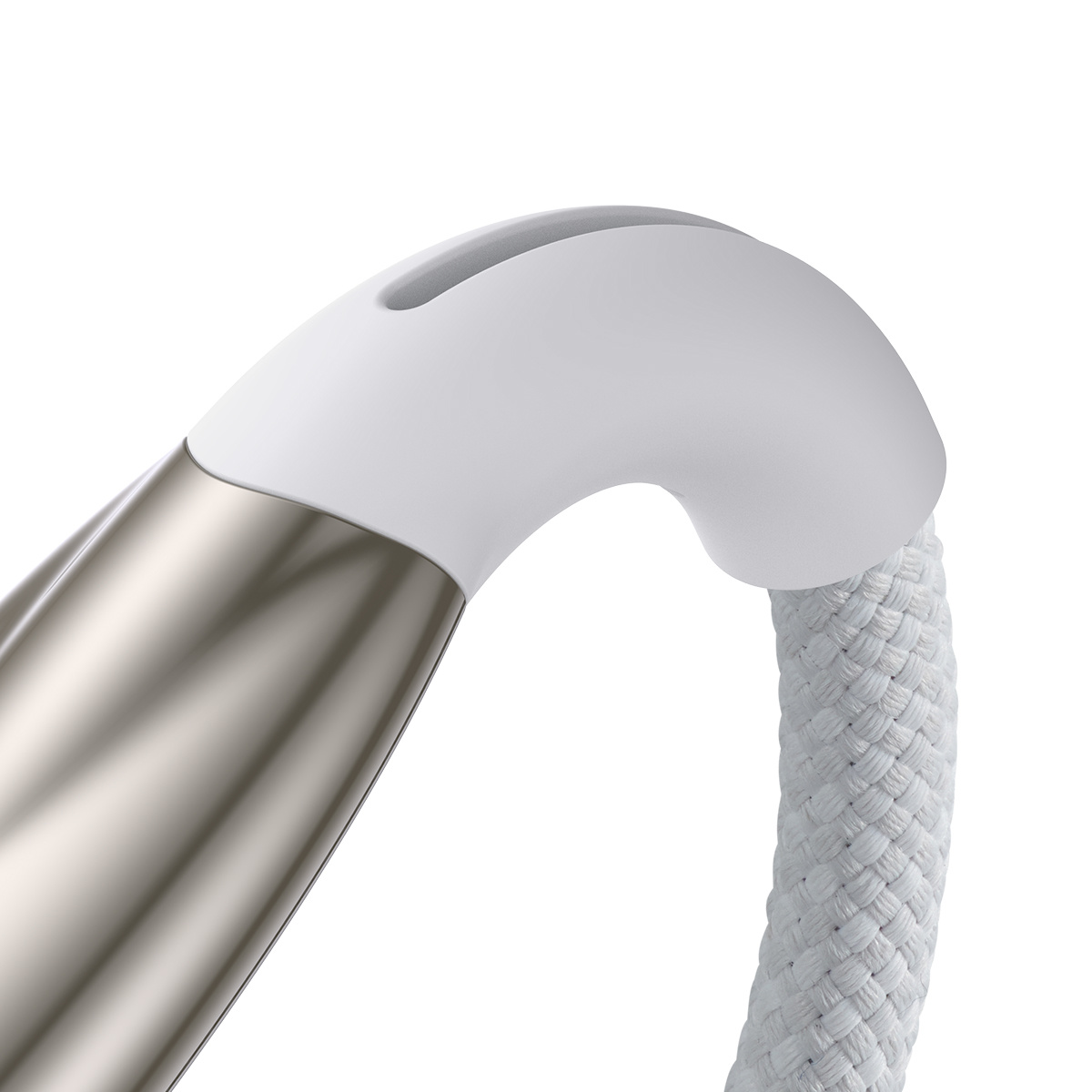 Zbliżenie białego złącza kablowego. Białe i srebrne detale. Kabel jest teksturowany.