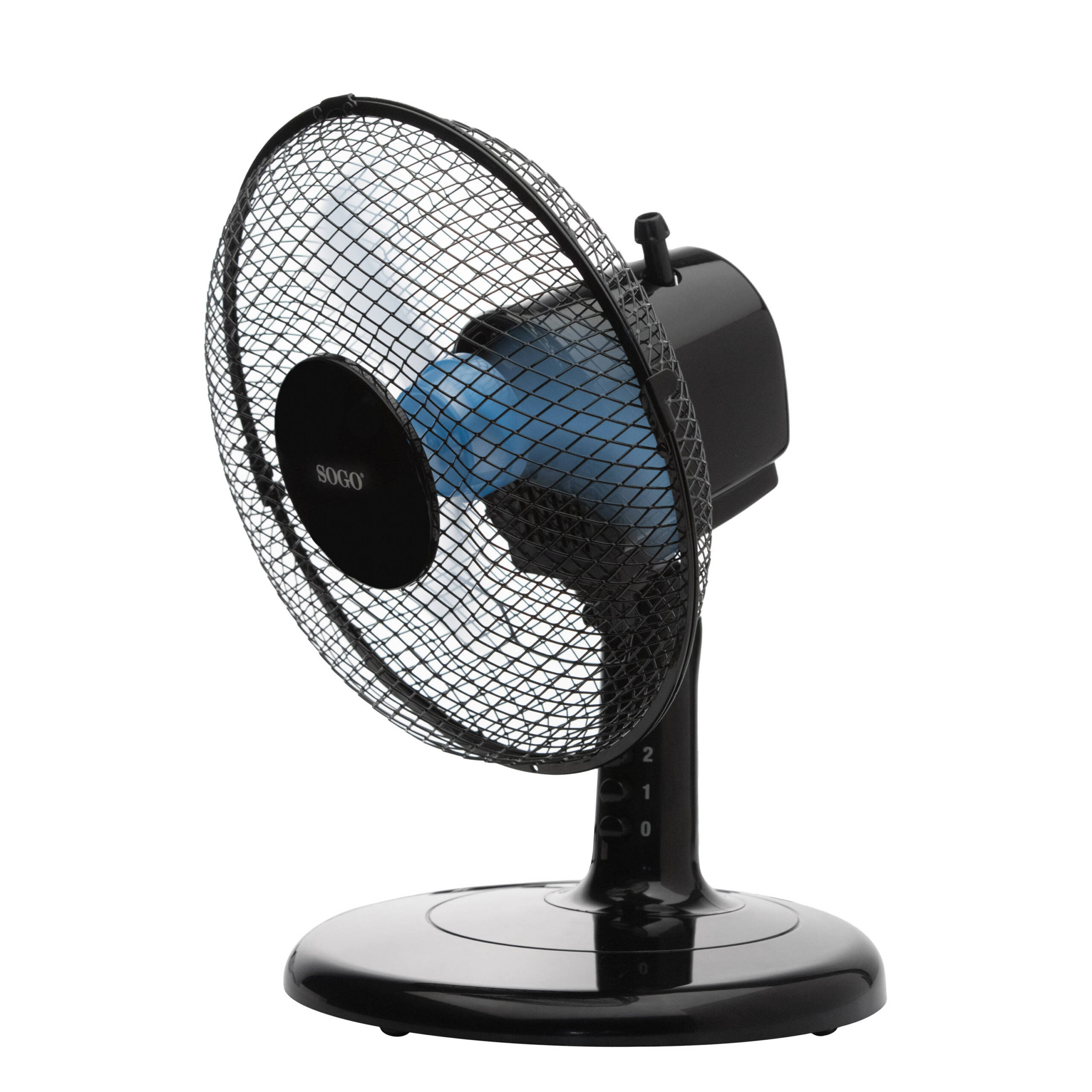 Ventilador de escritorio negro con tres aspas y rejilla protectora, sobre fondo blanco.