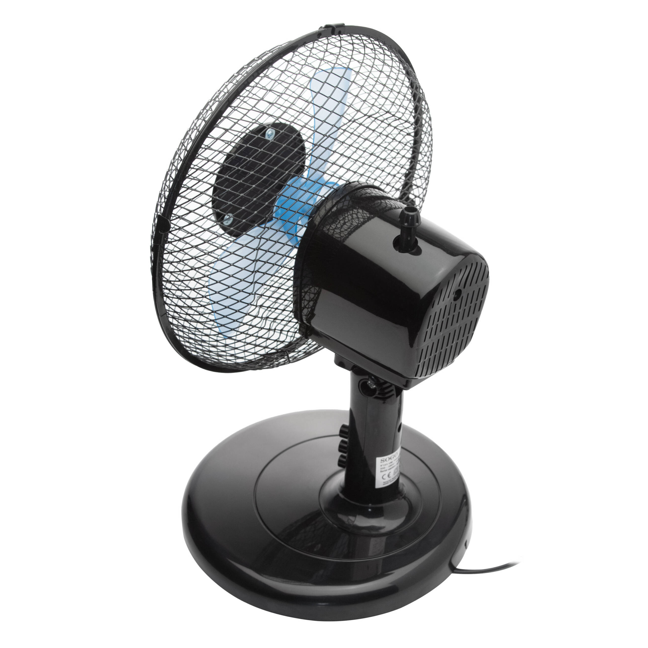Ventilador eléctrico negro y azul sobre fondo blanco. El ventilador tiene una jaula protectora.