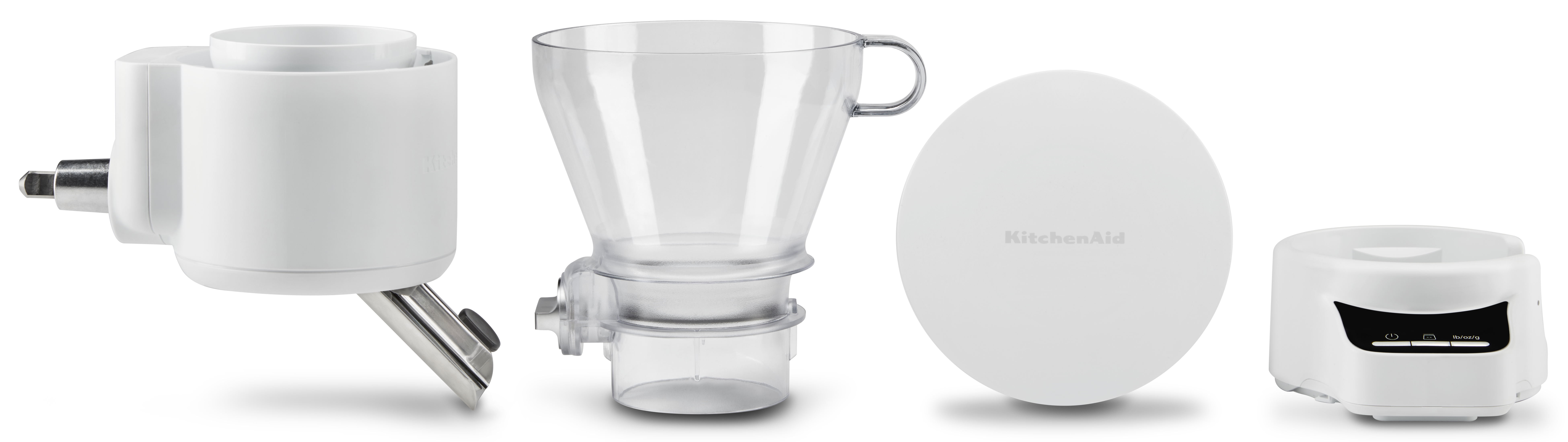 Vier weiße KitchenAid-Aufsätze, darunter ein Sieb, eine Waage und eine Mixerkomponente.