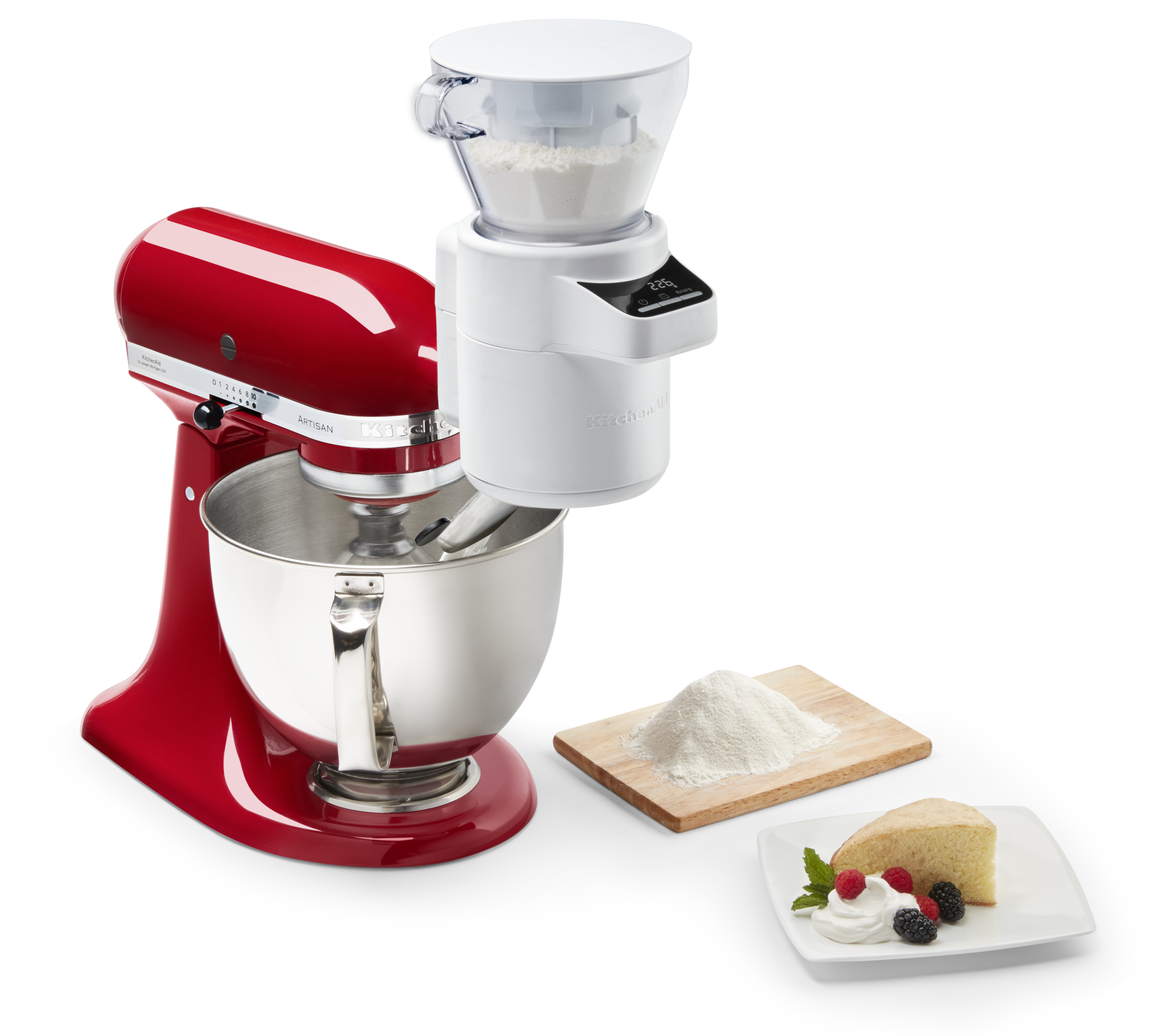 Rote KitchenAid-Küchenmaschine mit Siebaufsatz, Mehl und Kuchen auf einer weißen Oberfläche.