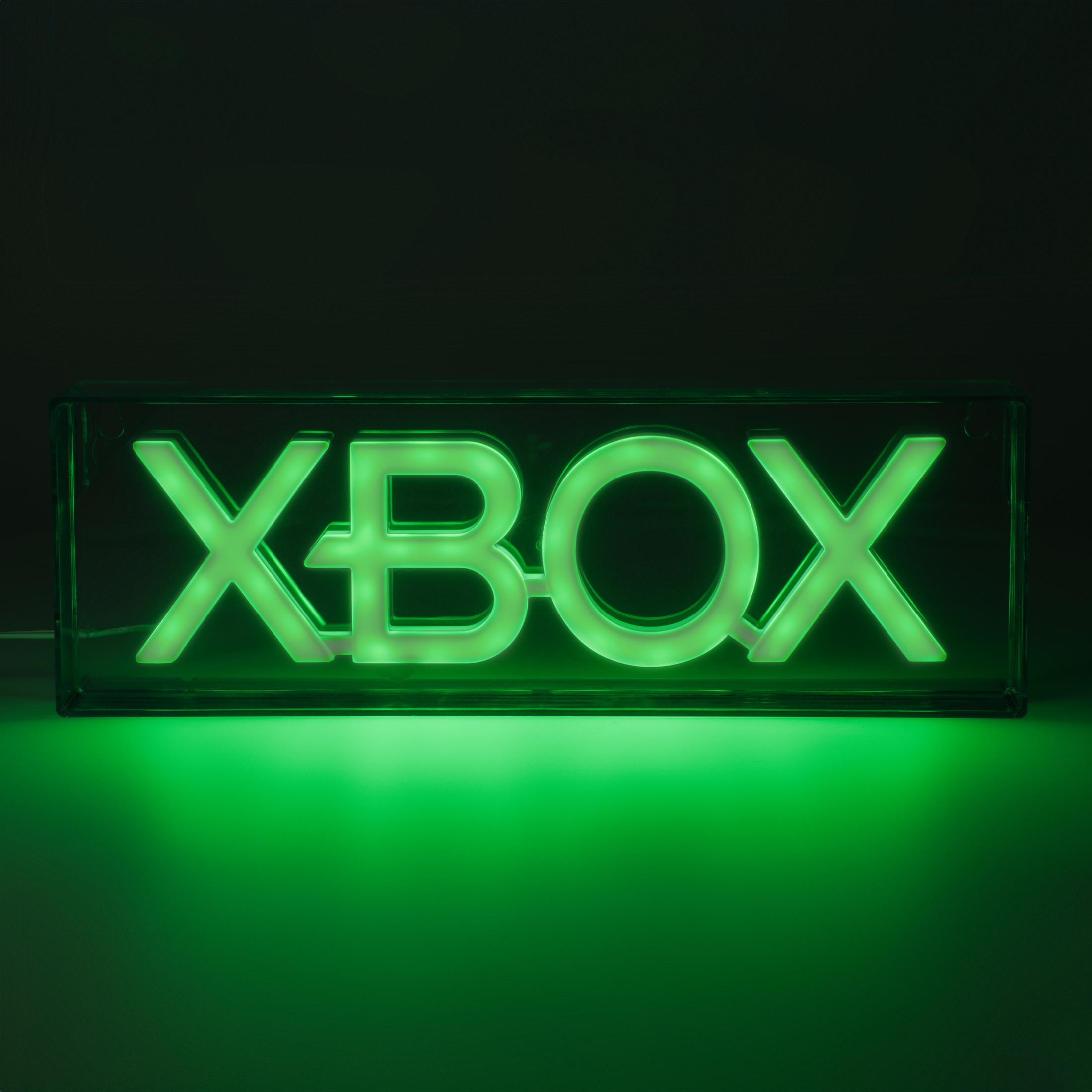 Podświetlany zielony znak XBOX na ciemnym tle.
