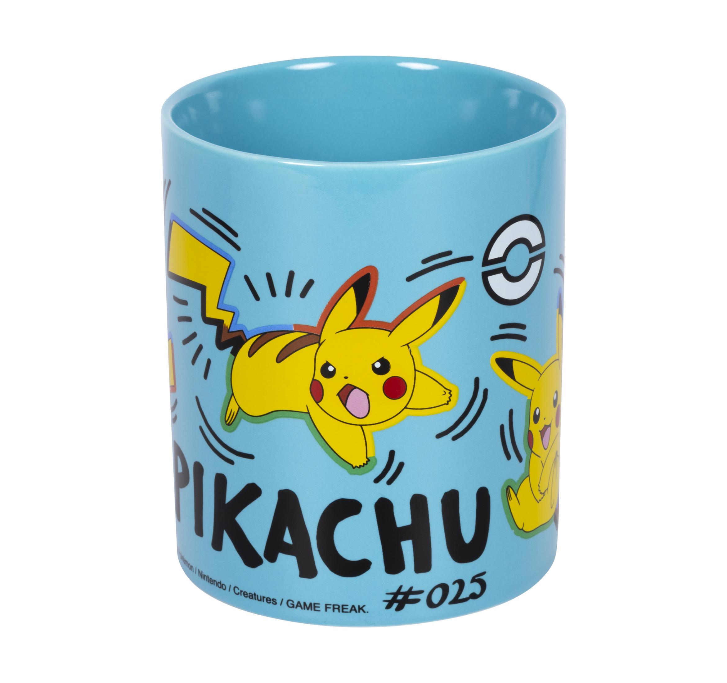 Eine blaue Tasse mit Pikachu-Illustrationen und dem Wort 'Pikachu'. Die Tasse hat einen Henkel.