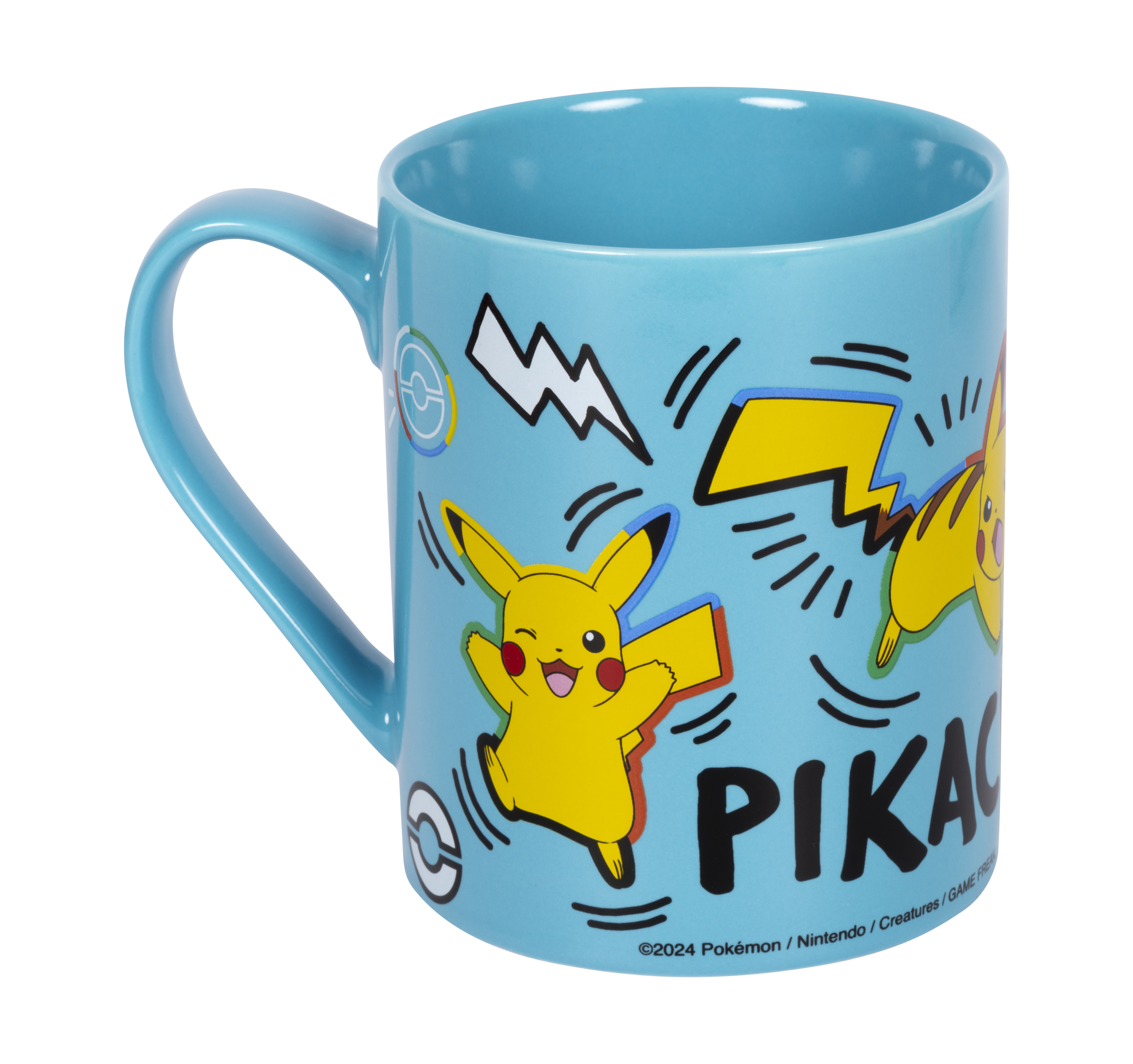 Ein hellblauer Pikachu-Becher mit Pikachu- und Blitz-Designs und dem Wort 'PIKACHU'.