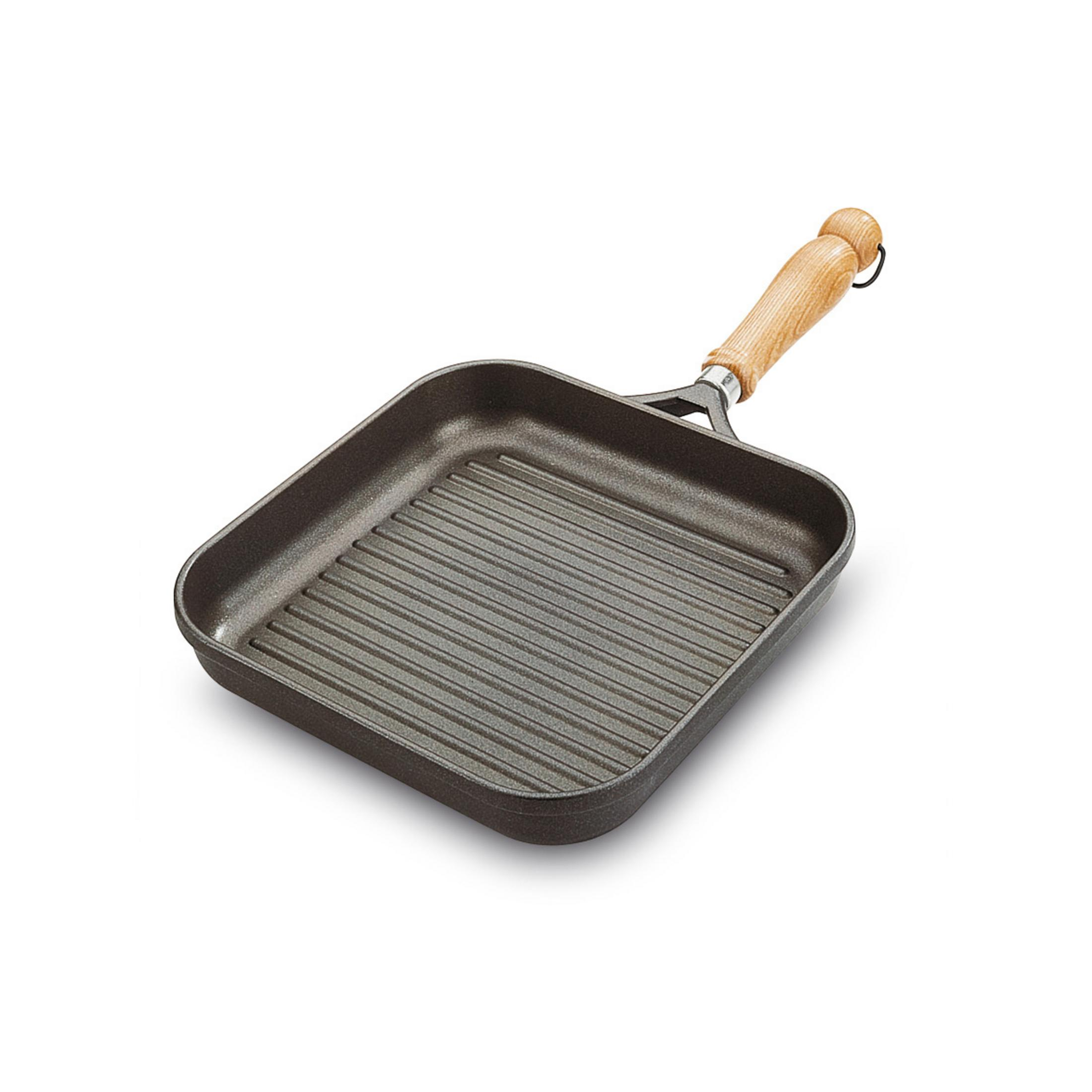 Eine schwarze Grillpfanne mit Holzgriff auf weißem Hintergrund.