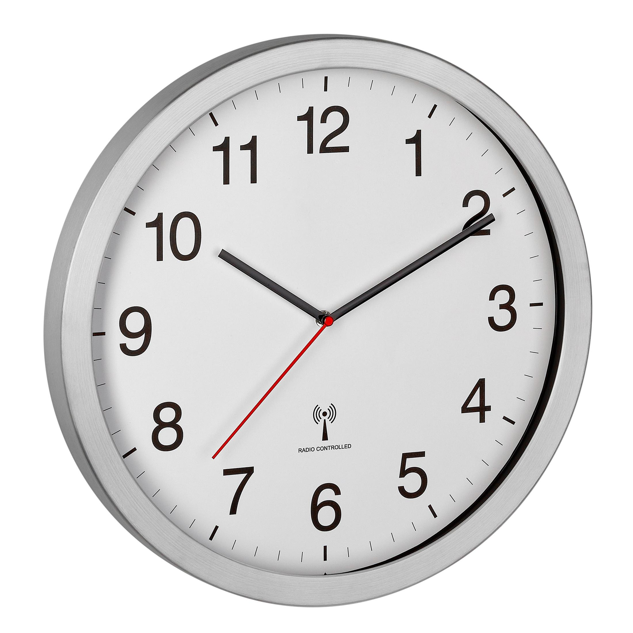 Eine runde Uhr mit schwarzen Zahlen und Zeigern und einem silbernen Rahmen. Die Uhr befindet sich auf einer weißen Oberfläche.