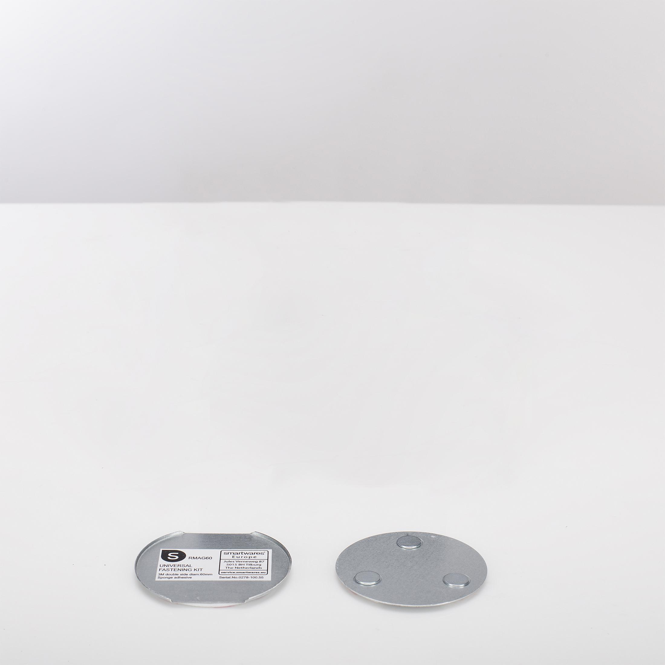 Zwei silberne, magnetische, kreisförmige Befestigungen auf weißem Hintergrund.