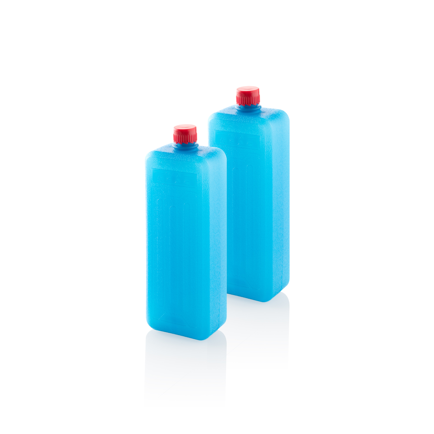 Zwei blaue Plastikflaschen mit roten Deckeln. Sie stehen aufrecht vor weißem Hintergrund.