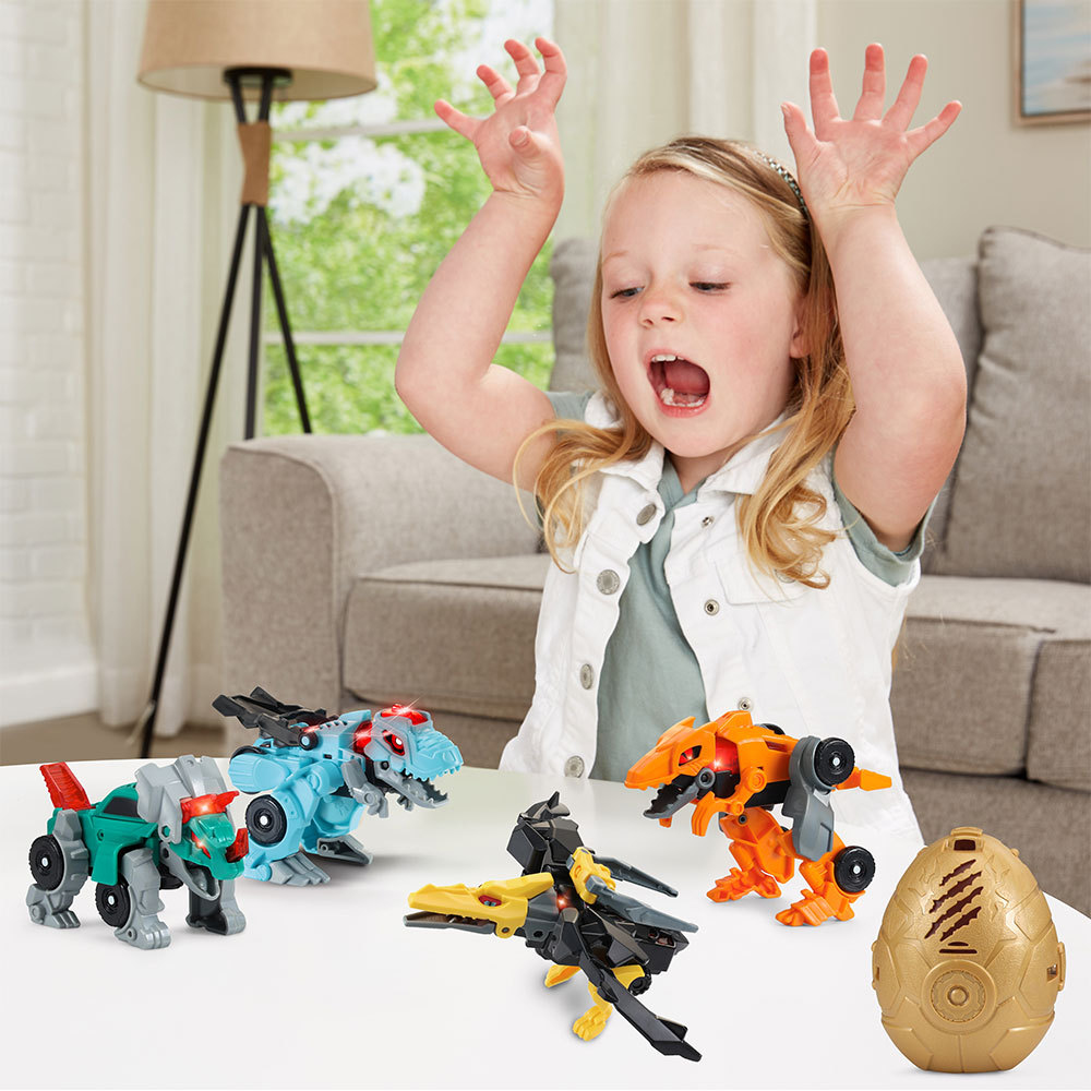 Ein Mädchen spielt mit Spielzeugdinosauriern. Die Spielzeuge stehen auf einem weißen Tisch, im Hintergrund eine Couch und eine Lampe.