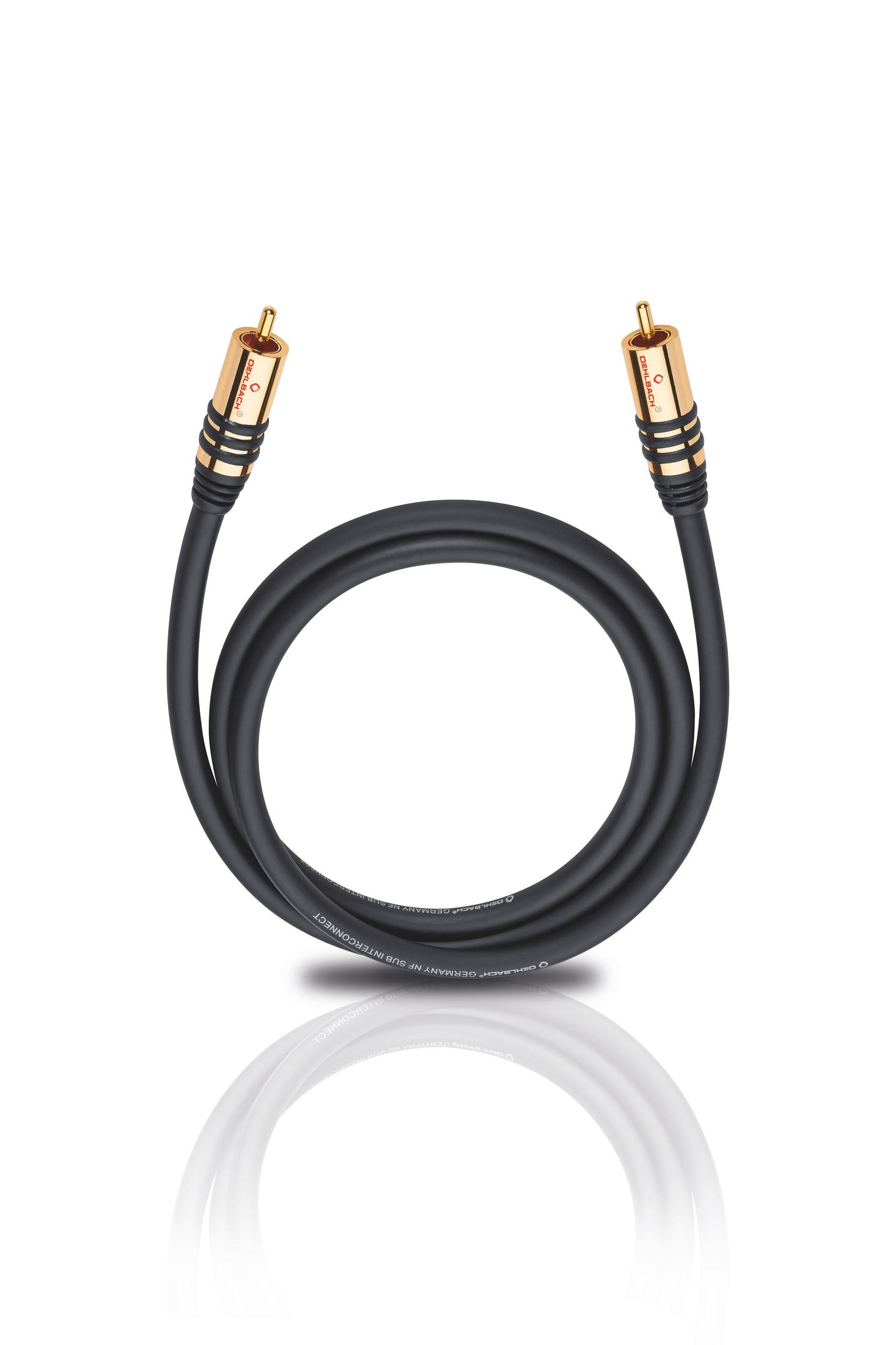 Schwarzes Audiokabel mit vergoldeten Steckern. Das Kabel ist aufgerollt und spiegelt sich auf einer weißen Oberfläche.