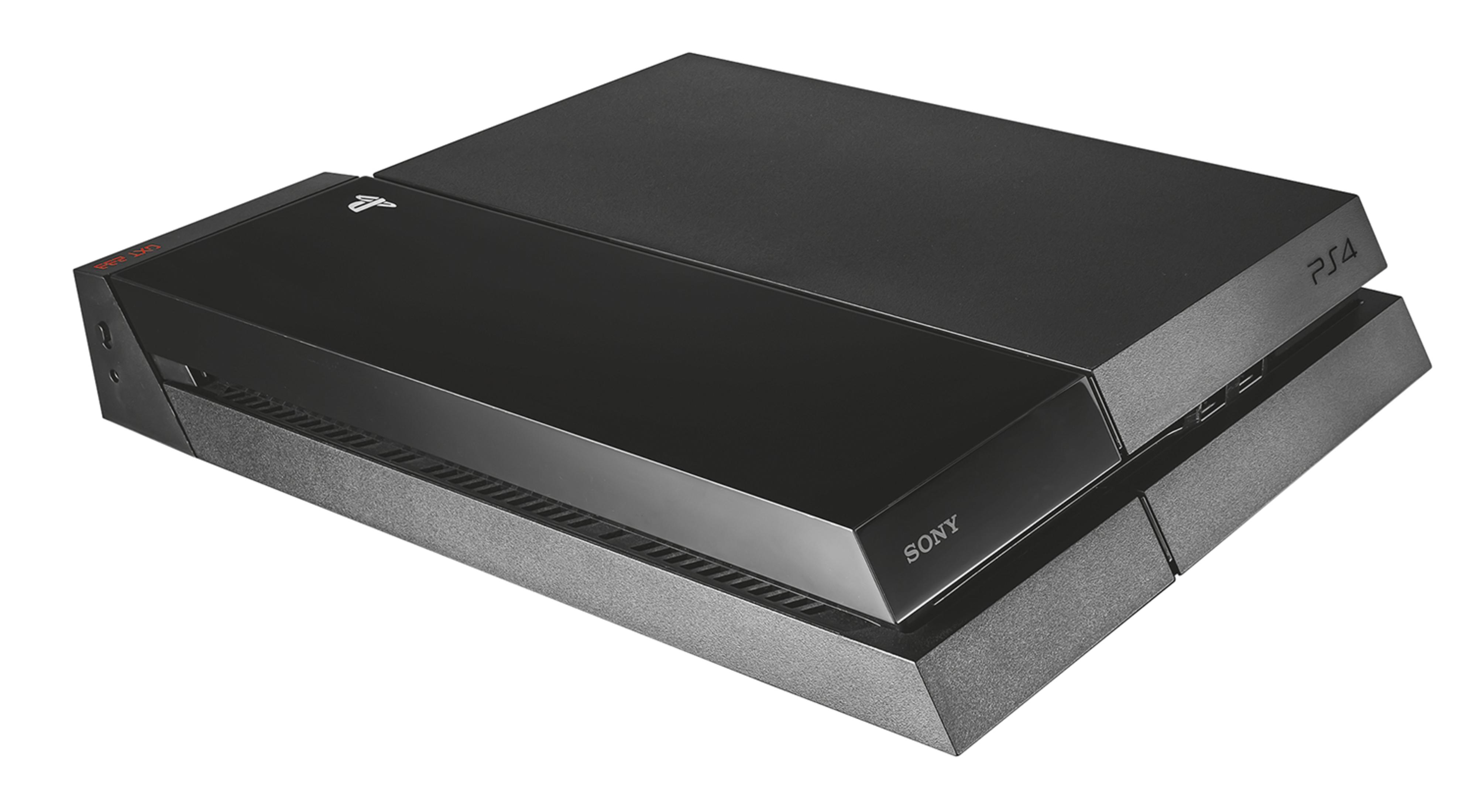 Beyaz zemin üzerinde siyah PS4 konsolu, hafifçe açılı.