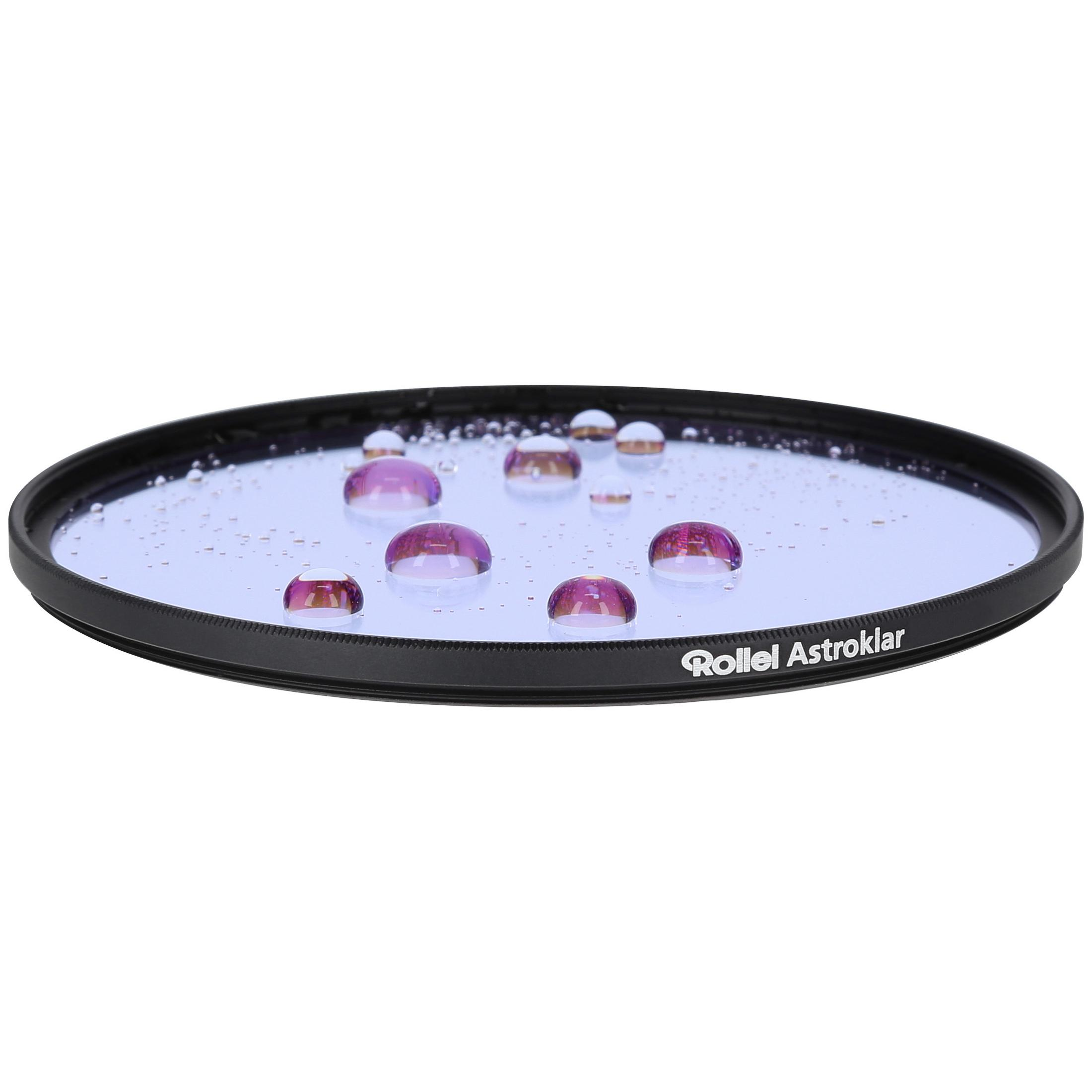 Ein blauer Rollei Astroklar Filter mit Wassertropfen wird gezeigt. Der Filter hat einen schwarzen Rand auf weißem Untergrund.