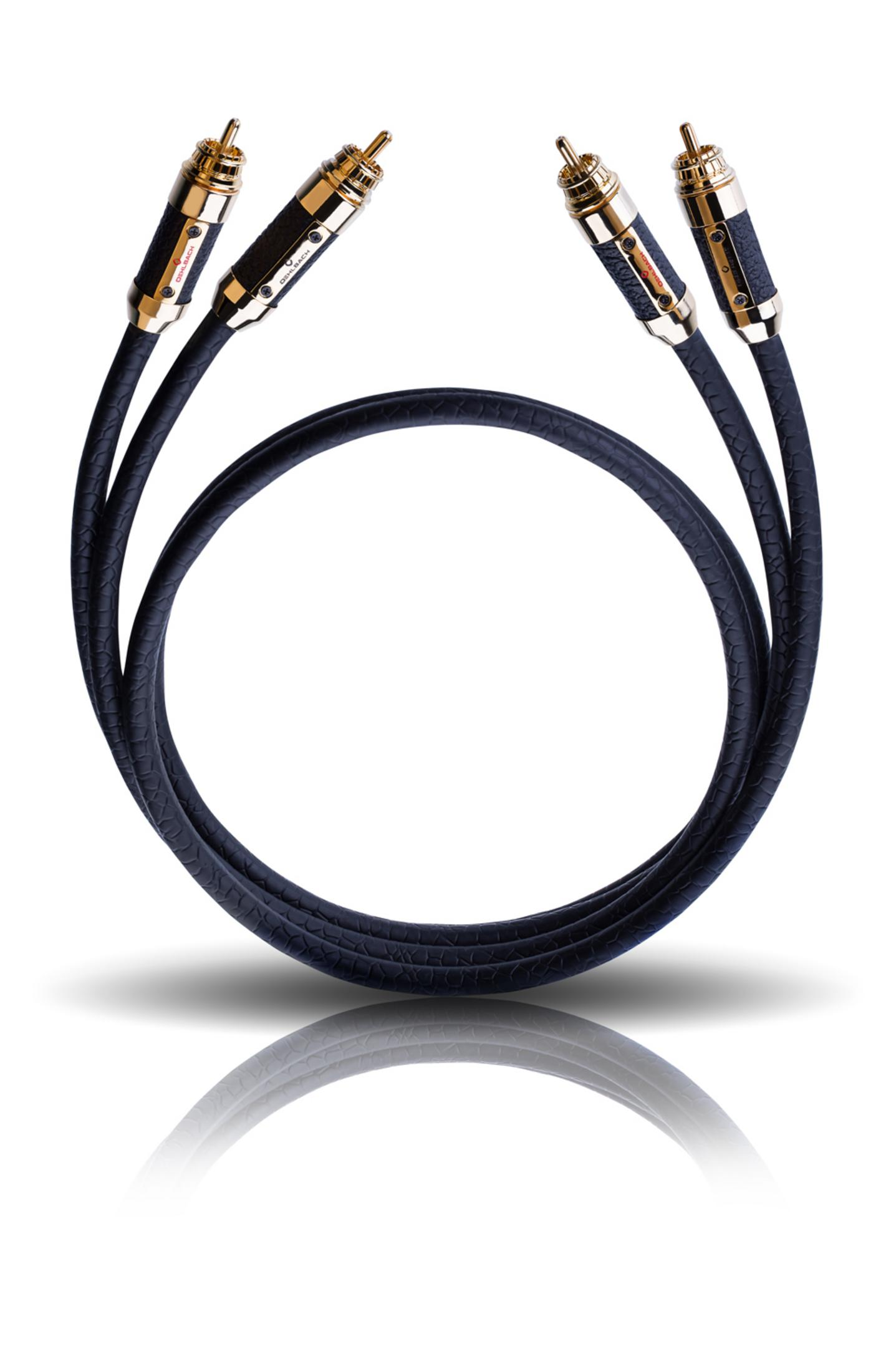 Zwei schwarze Audiokabel mit goldenen Steckern, zu einem Kreis geformt, auf weißem Untergrund.