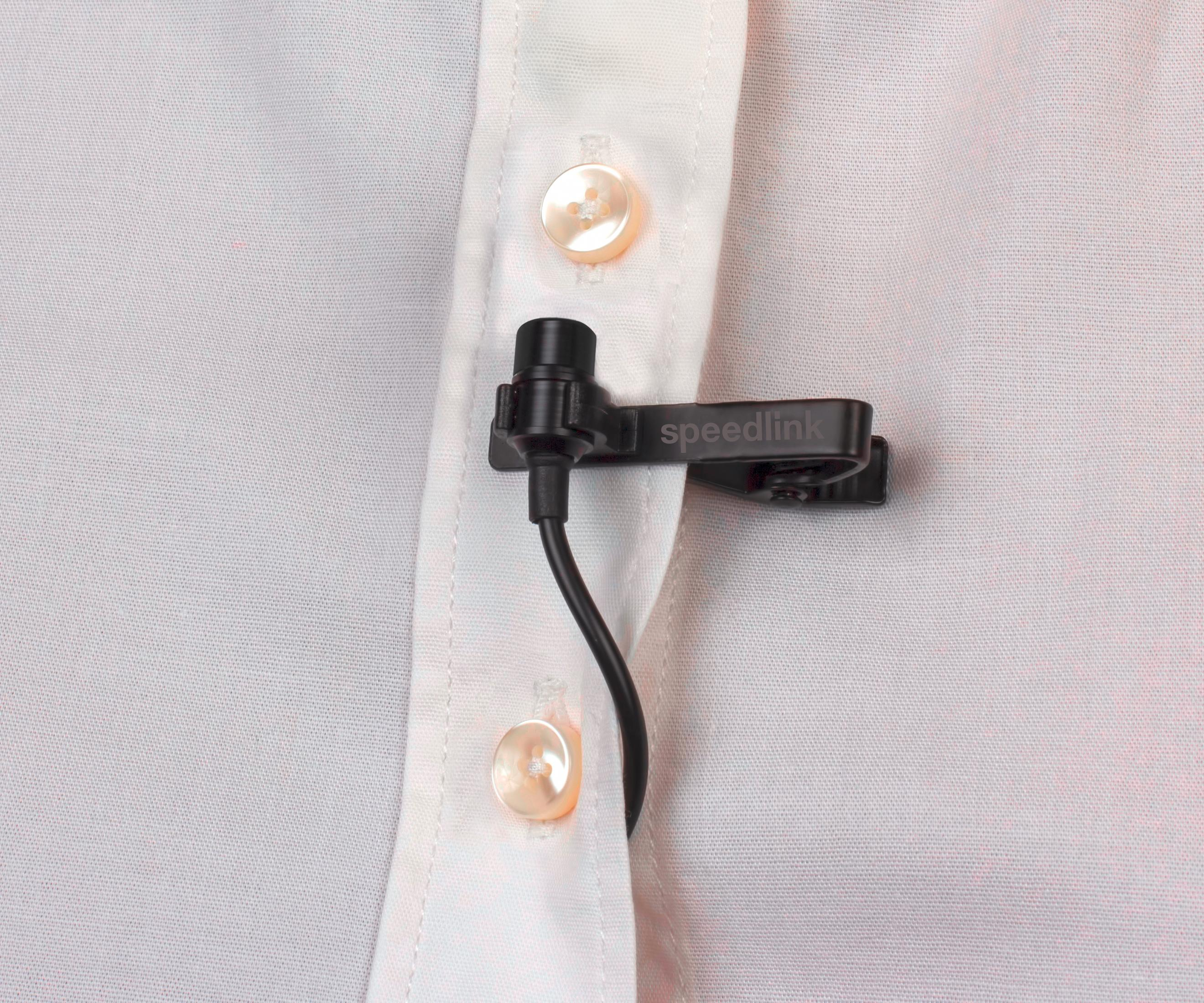 Un microfono Speedlink agganciato a una camicia bianca con tre bottoni visibili.