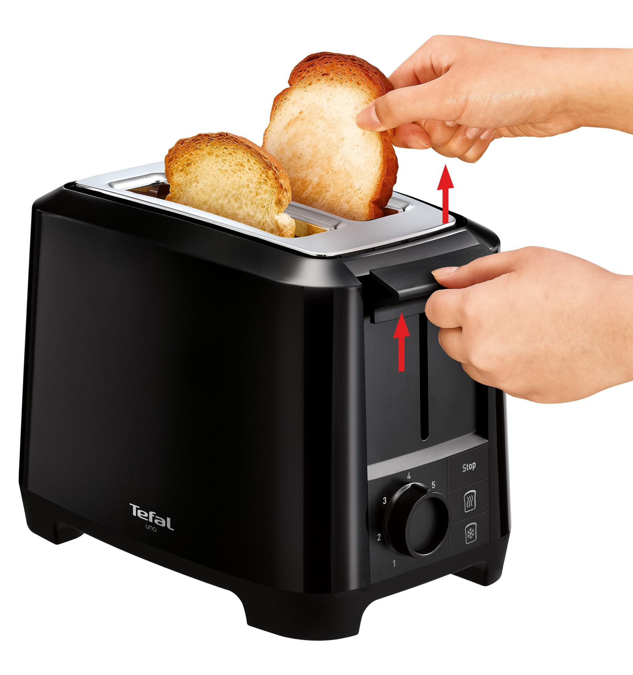 Persona che rimuove pane tostato da un tostapane Tefal nero. Sfondo bianco.