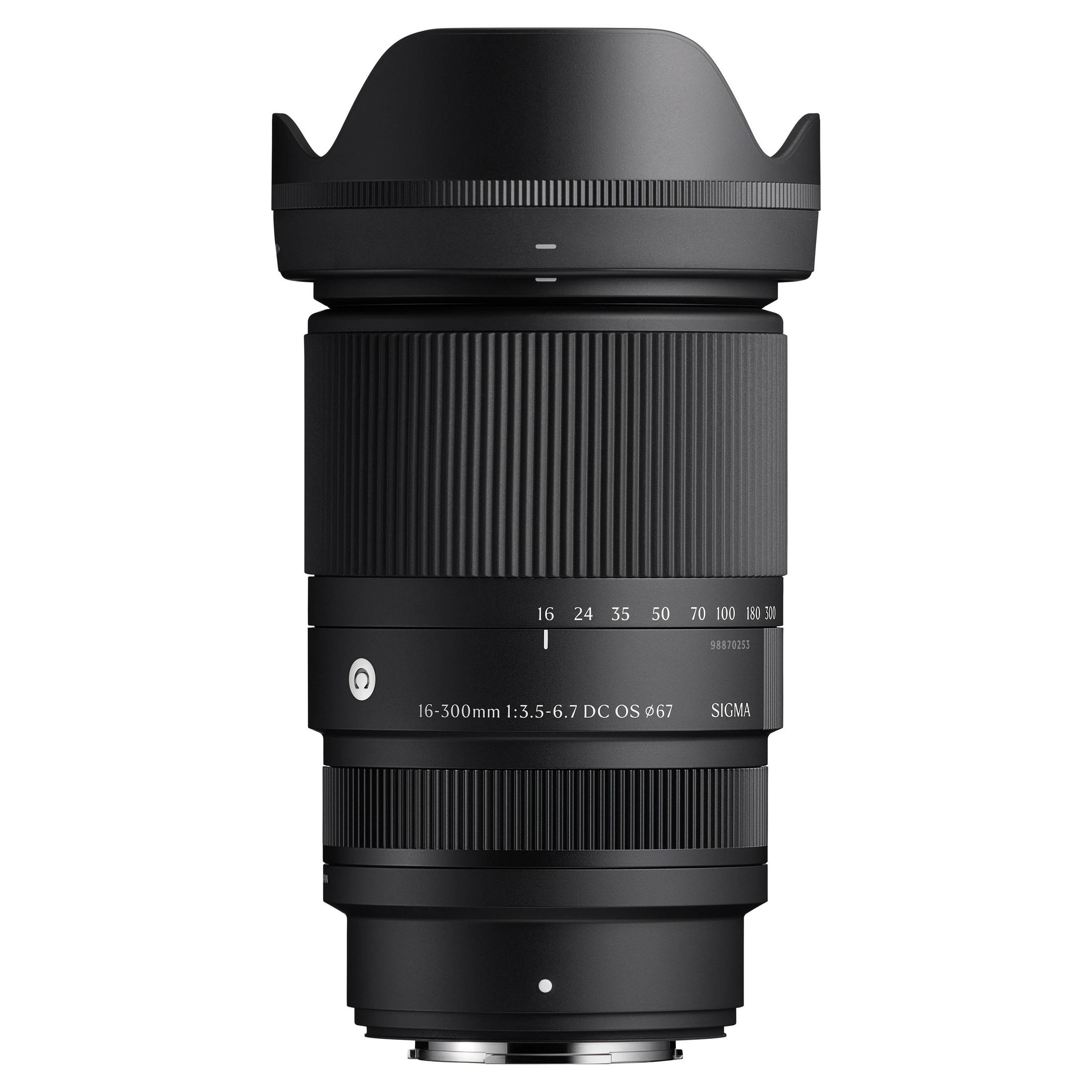 Ein schwarzes Sigma 16-300mm Objektiv mit Fokus- und Zoomringen, beschriftet mit Brennweiten.