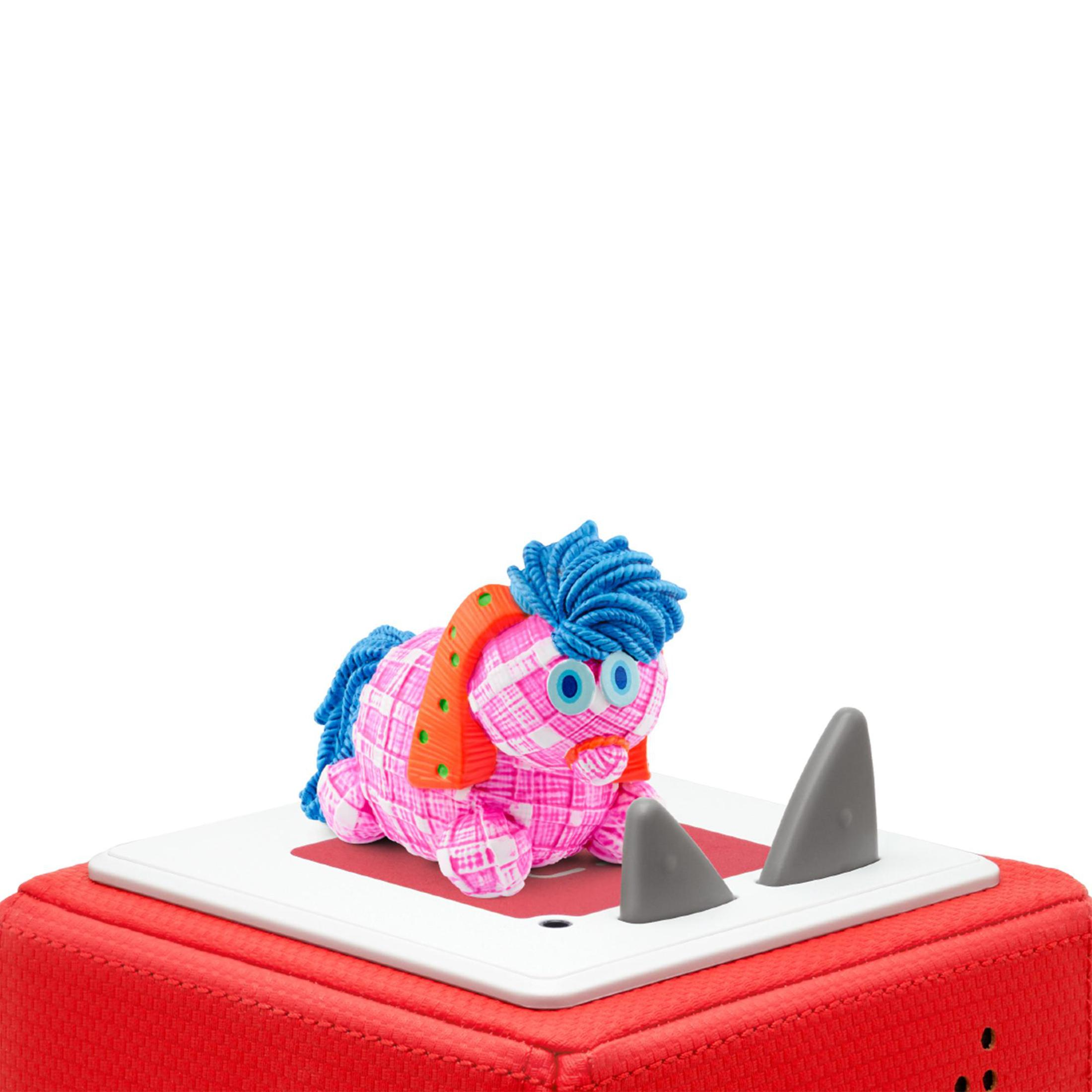 Rosa und weiß kariertes Spielzeugpony auf einer roten Box, mit zwei grauen Formen. Weißer Hintergrund.