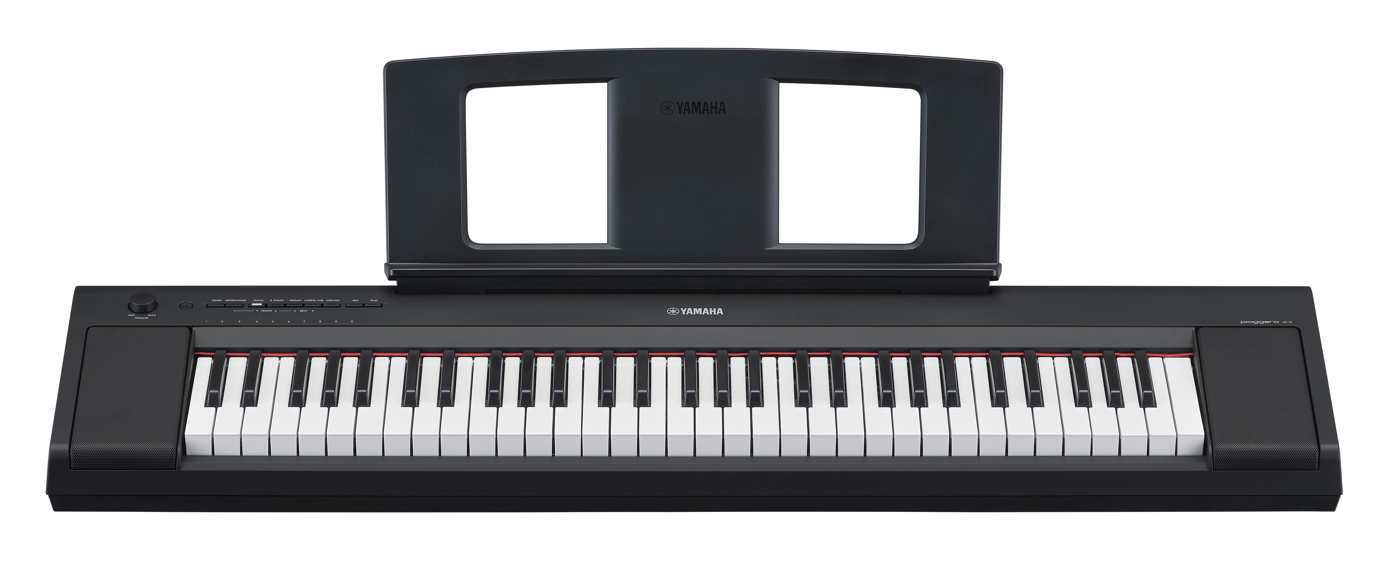 Schwarze Yamaha-Tastatur mit weißen und schwarzen Tasten. Dahinter befindet sich ein Notenständer.