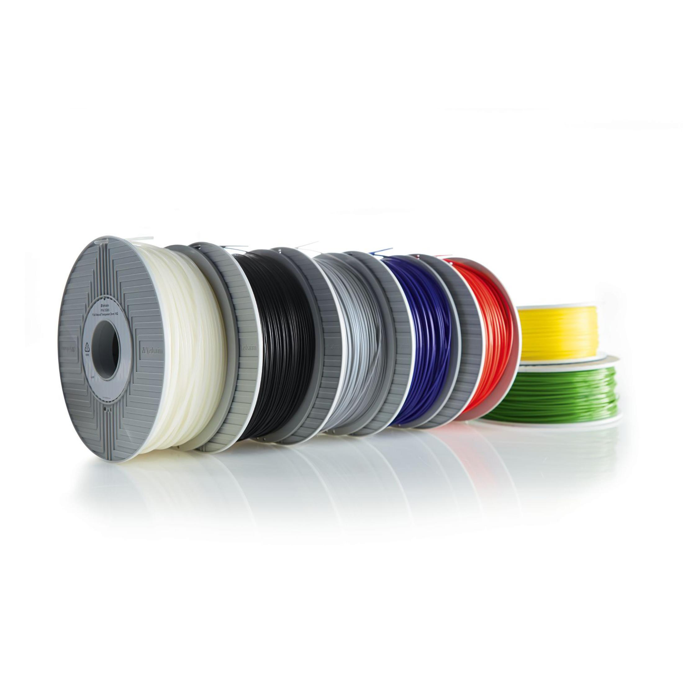 Eine Reihe verschiedenfarbiger 3D-Drucker-Filament-Spulen. Sie stehen auf einer weißen Oberfläche.