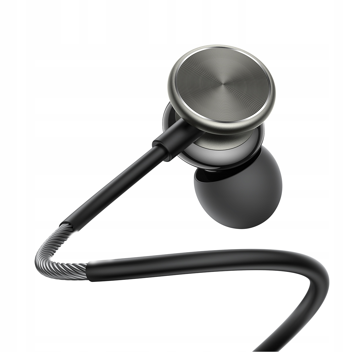 Zbliżenie czarnych i srebrnych słuchawek dousznych z elastycznym kablem. Białe tło.