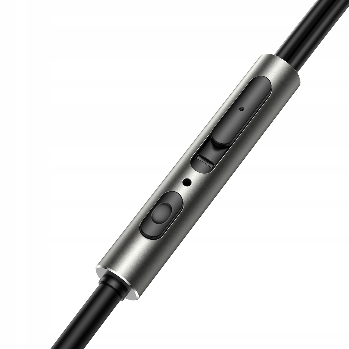 Zbliżenie czarnego pilota in-line z przyciskami, na kablu słuchawek.