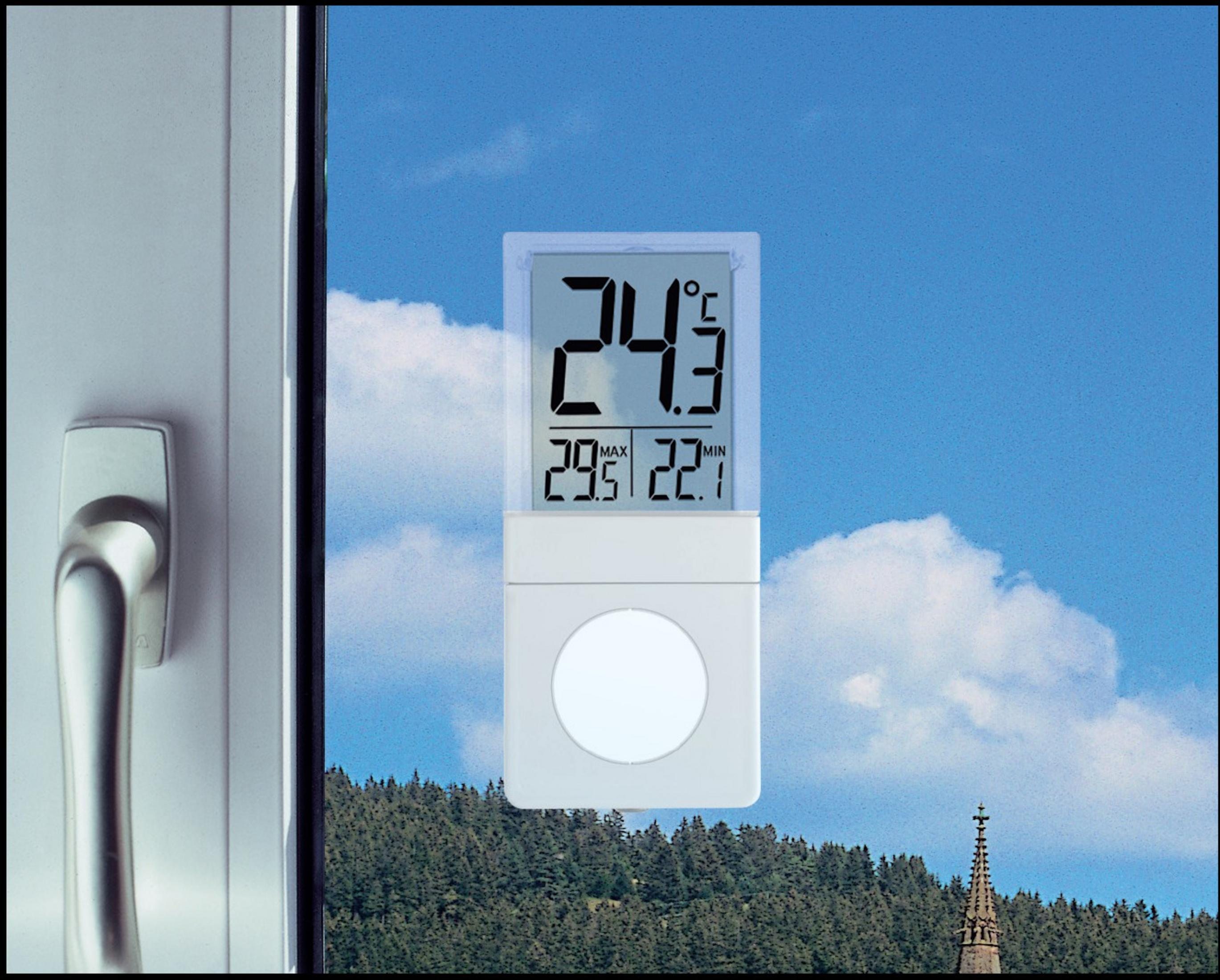Digitales Thermometer, montiert an einem Fenster. Das Display zeigt 24,3 °C, mit blauem Himmel im Hintergrund.