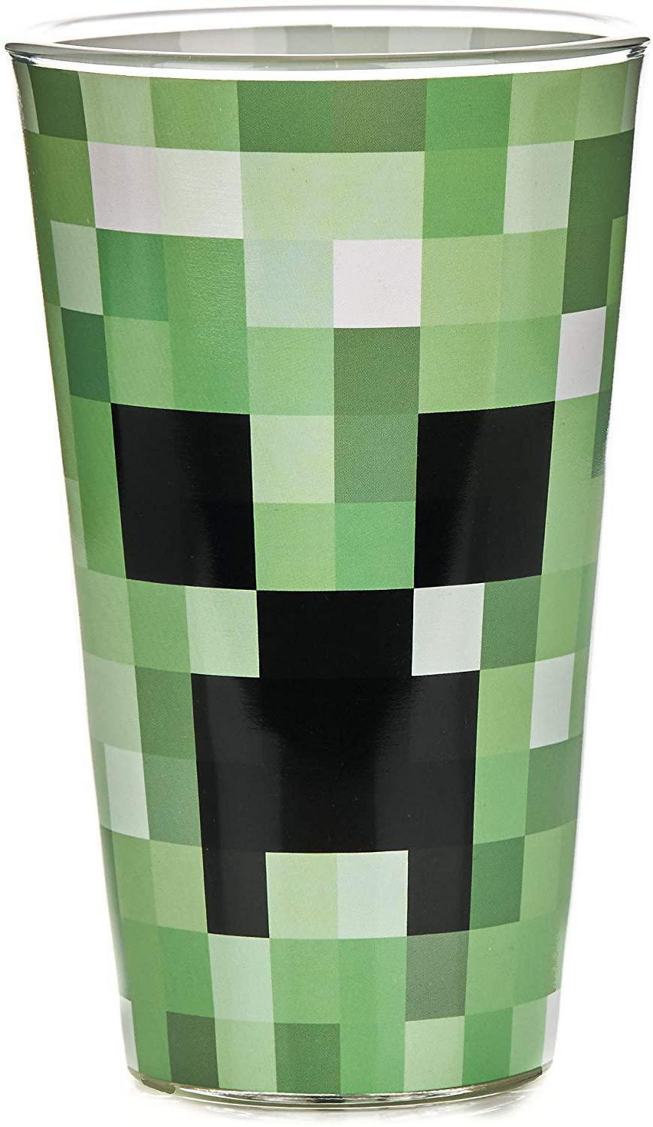 Wysoka szklanka z motywem twarzy Creepera z Minecraft w zielonych i czarnych pikselach.