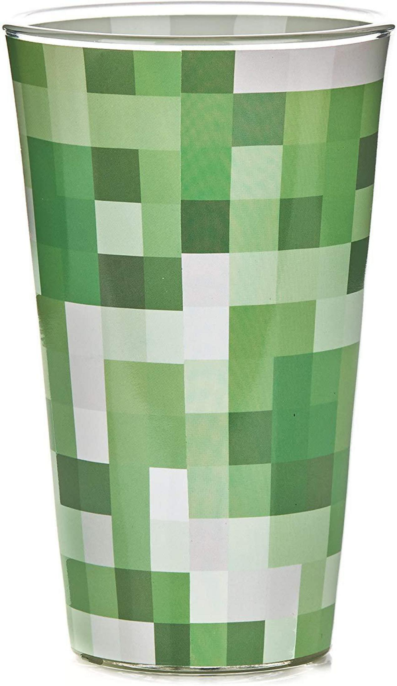 Wysoka szklanka z motywem twarzy Creepera z Minecraft w zielonych i czarnych pikselowych blokach.