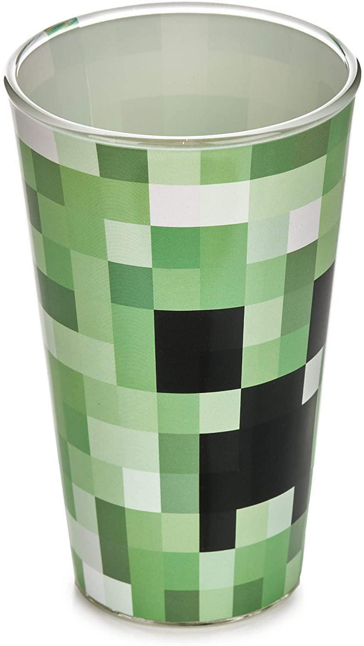 Szklanka z twarzą Creepera z Minecraft. Zielono-czarny pikselowany wzór na szkle.