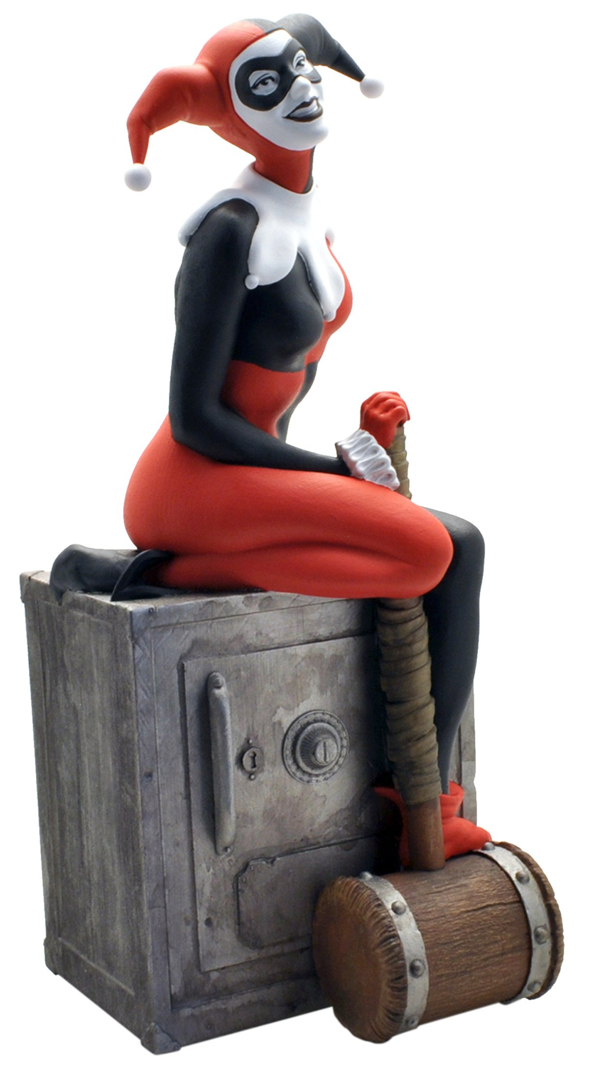Harley Quinn Statue sitzt auf einem Tresor, hält einen Schlägel. Weißer Hintergrund.