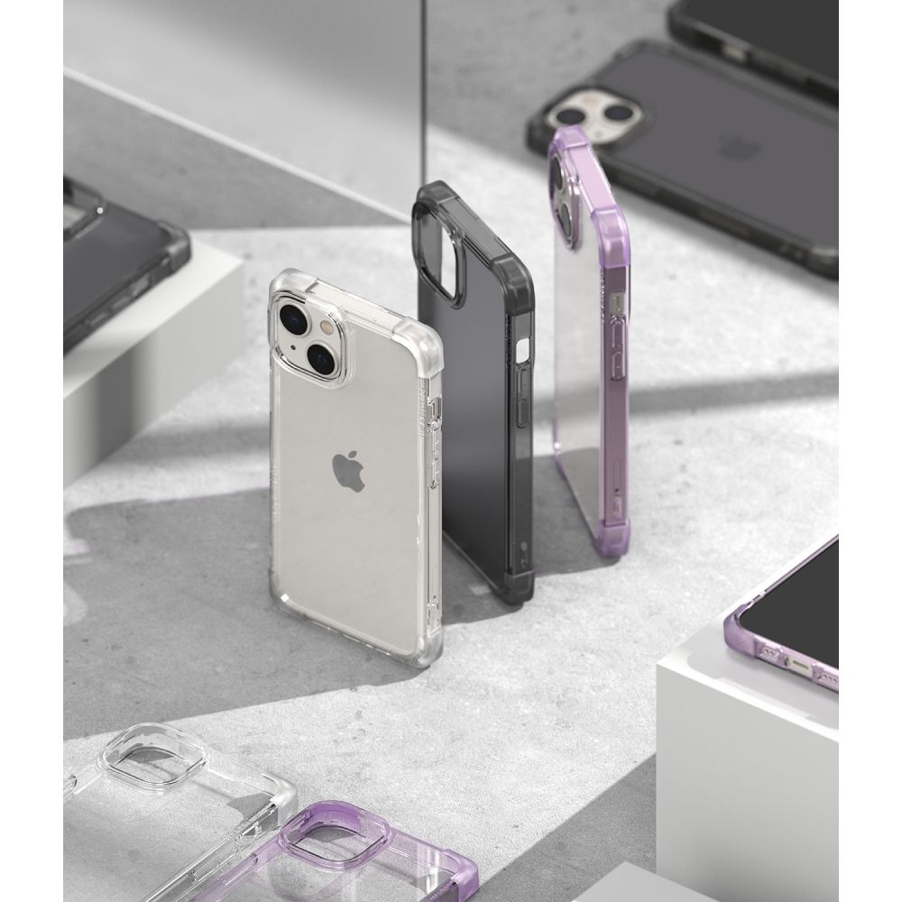 Wiele etui na telefon, przezroczystych i fioletowych, obok telefonów. Różnorodność etui.