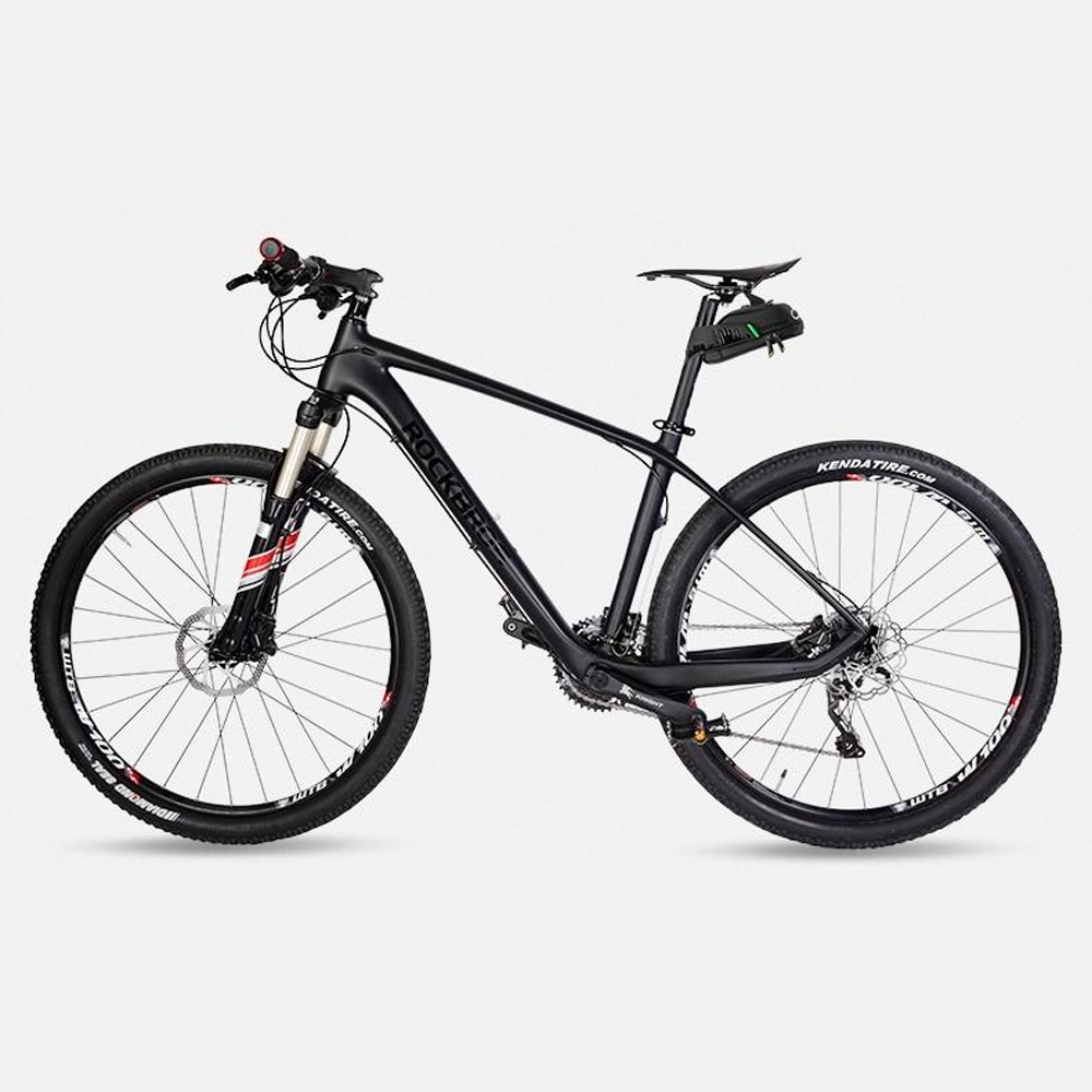 Czarny rower górski z przymocowaną torbą podsiodłową Rockbros, na białym tle.