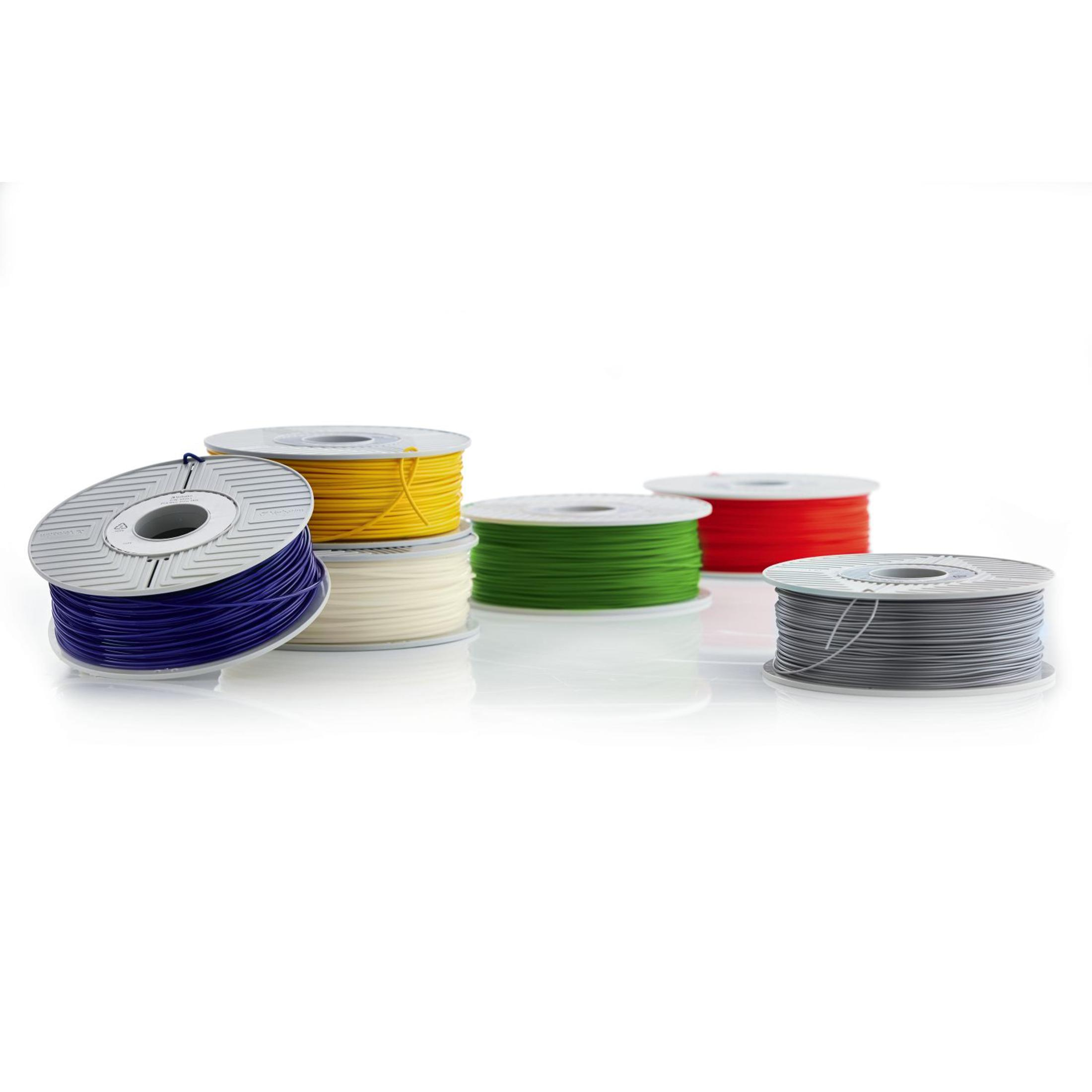 Mehrere Spulen farbiges Filament für 3D-Druck, auf weißer Oberfläche.
