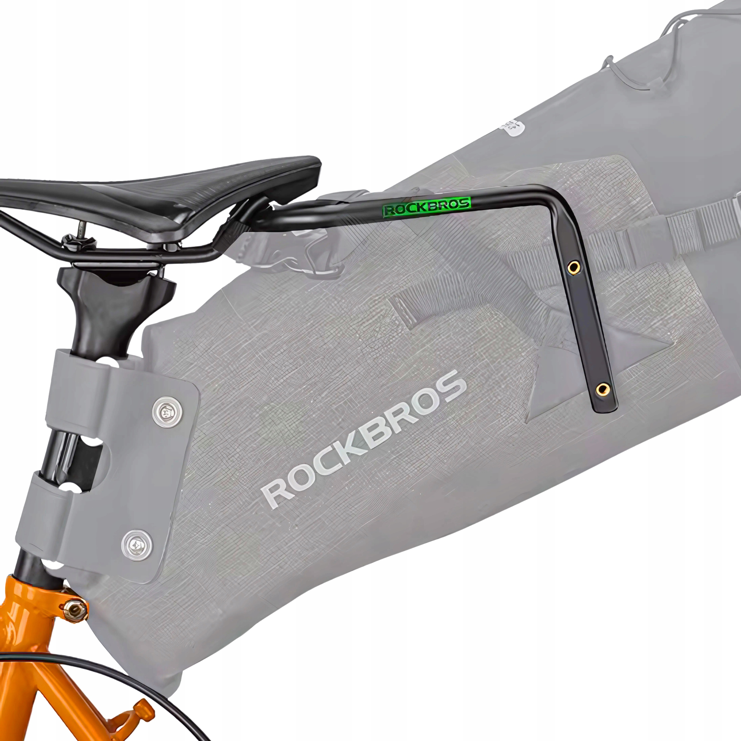 Czarny bagażnik rowerowy z dołączoną torbą. Bagażnik znajduje się na rowerze z pomarańczową ramą. Widoczna jest marka Rockbros.