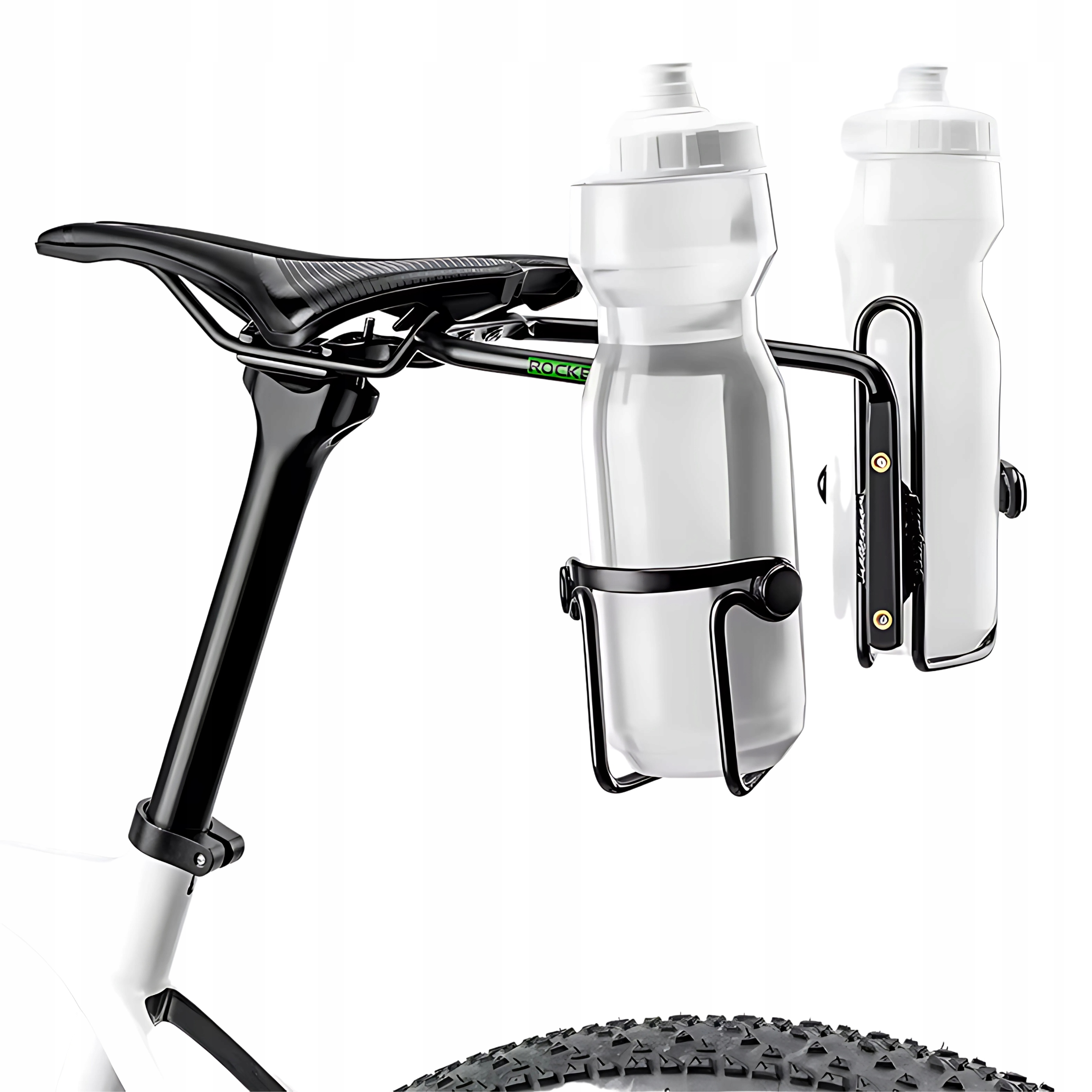 Czarny bagażnik rowerowy z dwiema butelkami na wodę. Butelki są białe. Widoczne jest siodełko i opona roweru.