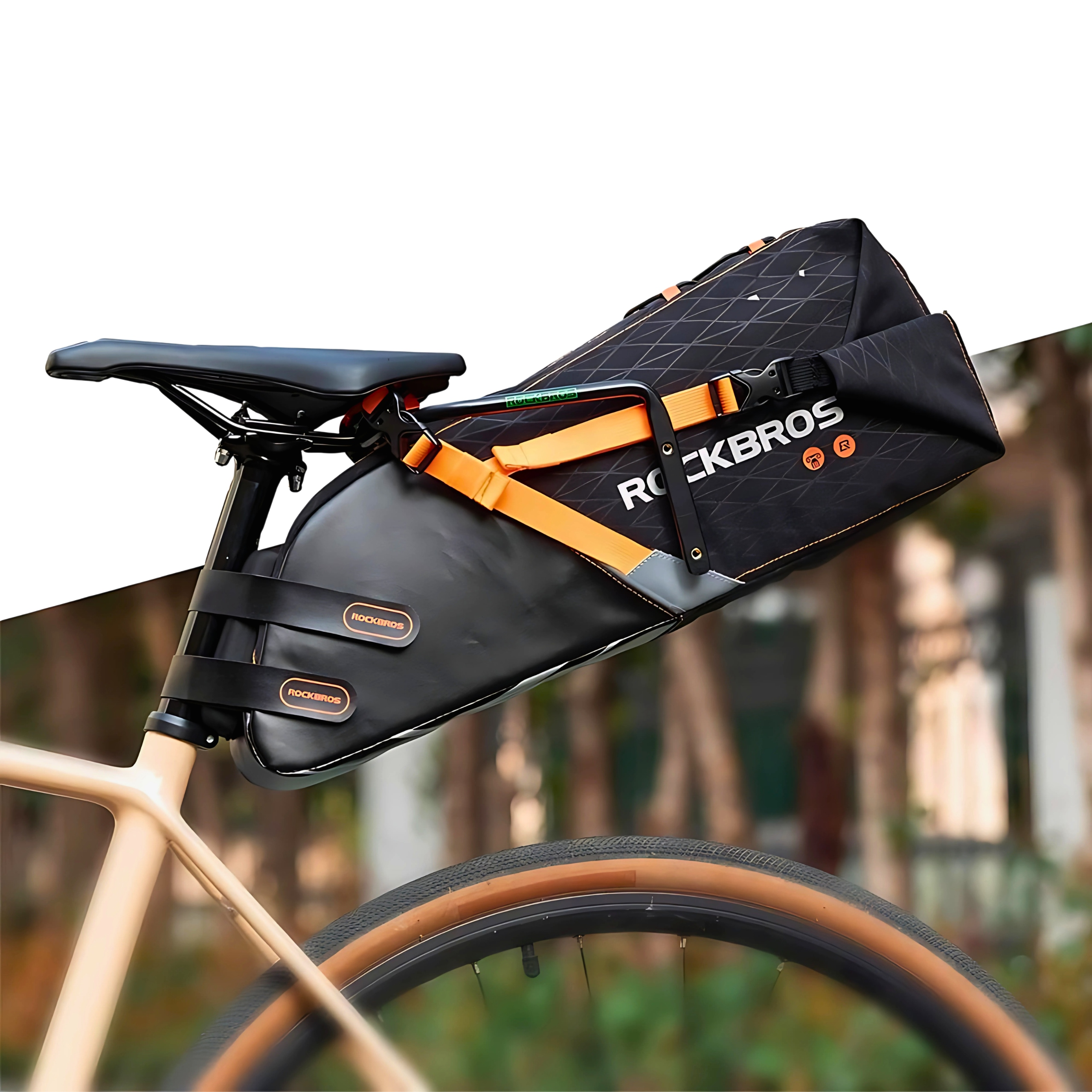 Czarna torba rowerowa przymocowana do roweru. Torba jest na rowerze z czarnym siodełkiem i brązową oponą.