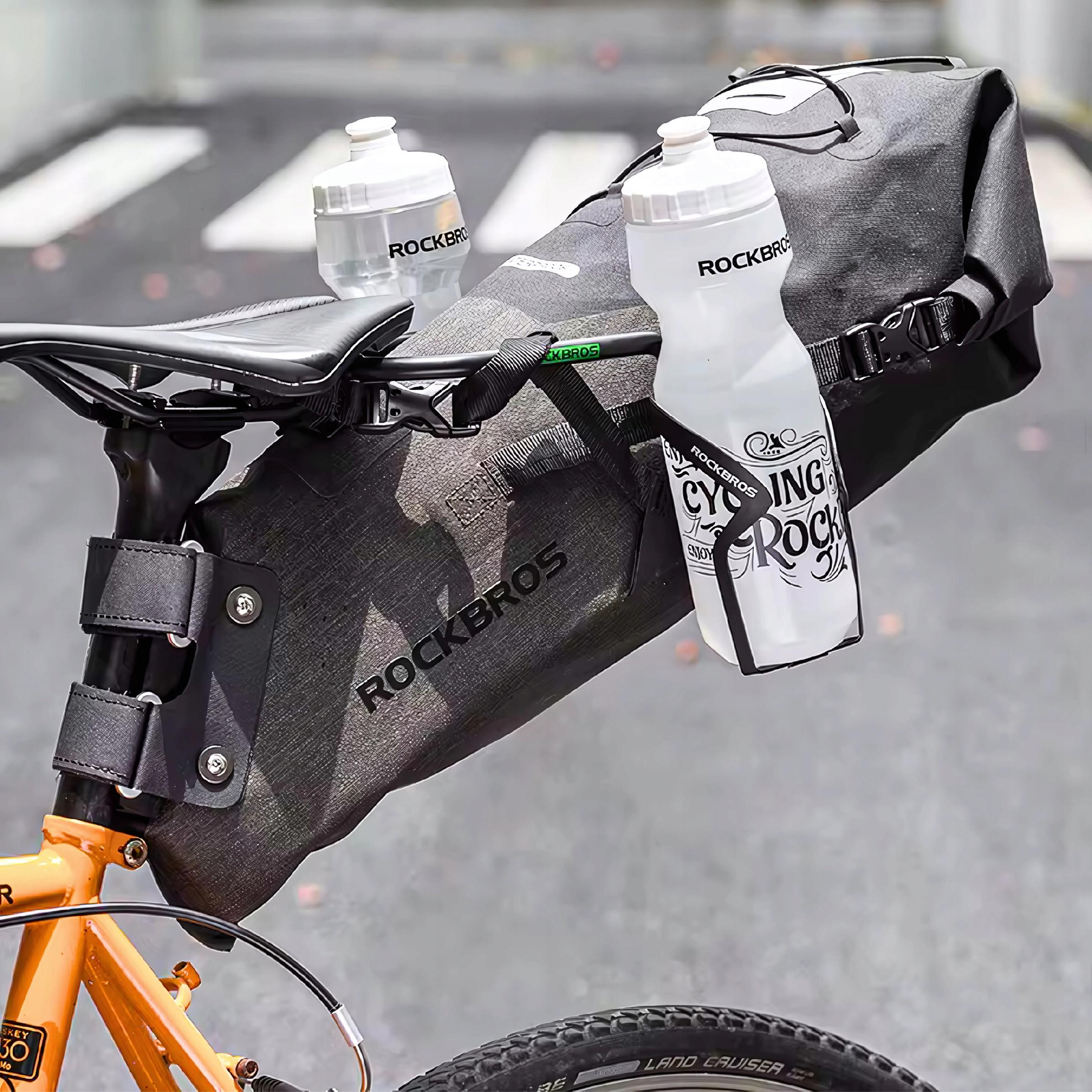 Rower z czarną torbą i dwiema butelkami na wodę. Torba jest szara i ma markę Rockbros.