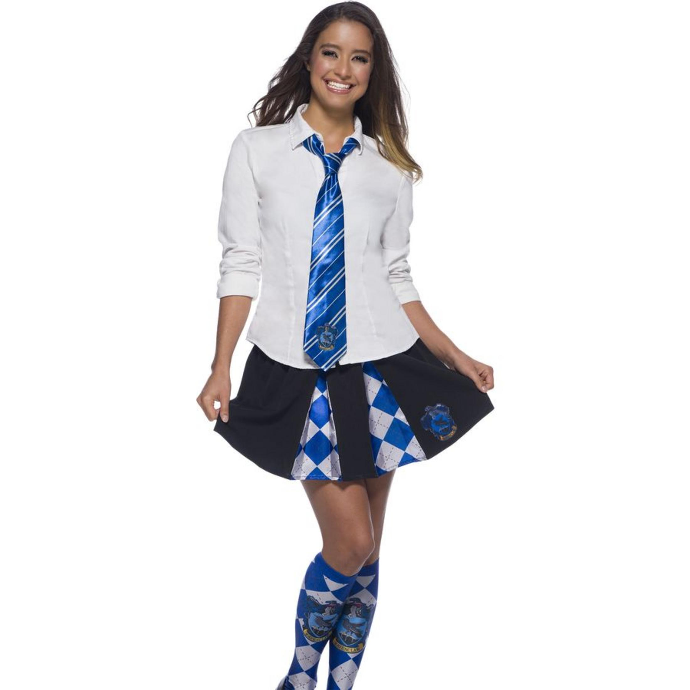 Frau in Schuluniform, weißem Hemd, blau-weißer Krawatte, Rock und Socken. Sie lächelt und posiert.