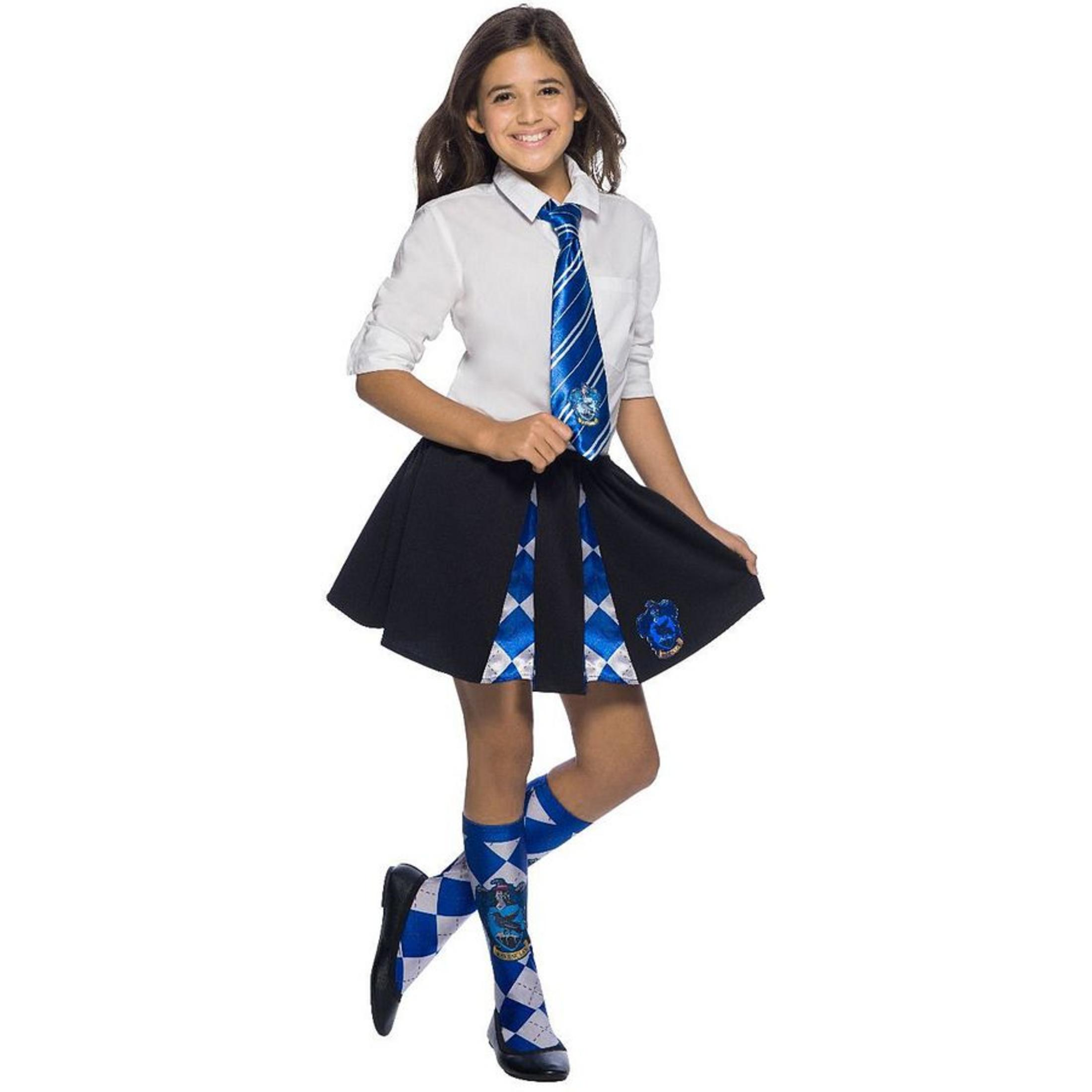 Mädchen in Schuluniform, weißem Hemd, blau-weißer Krawatte, Rock und Socken. Es lächelt.