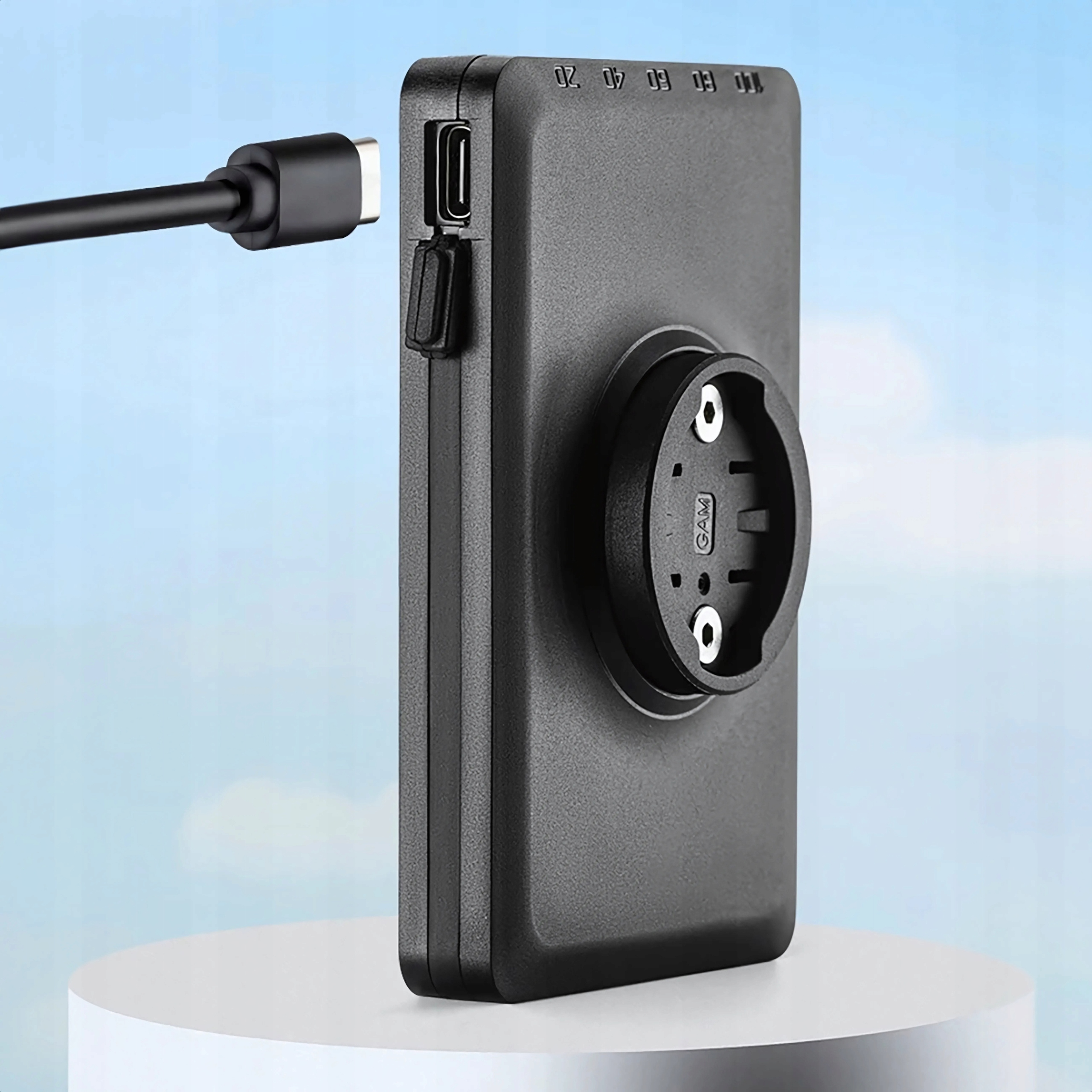 Czarne prostokątne urządzenie z portem USB-C i uchwytem montażowym. Kabel USB jest podłączony.