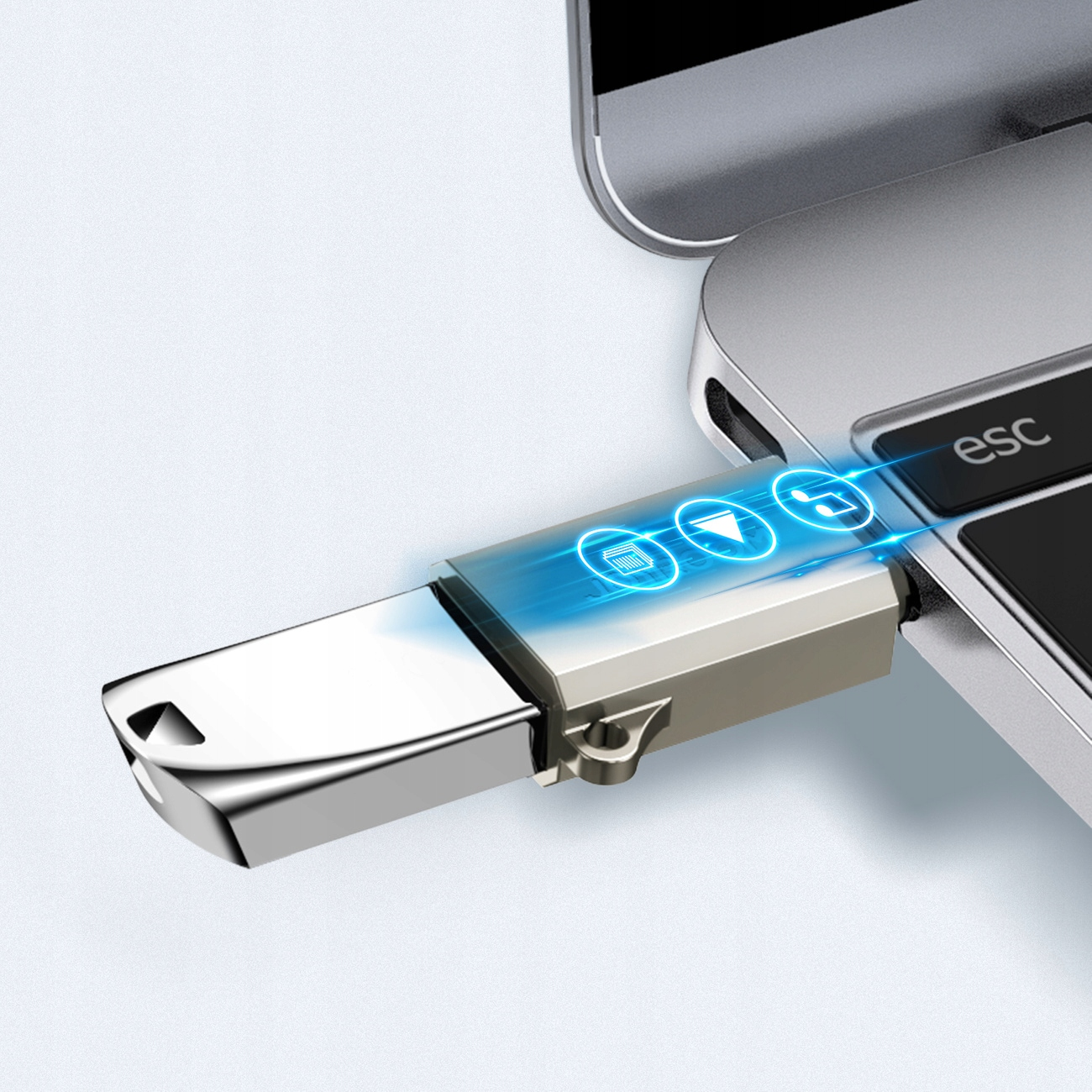 Srebrny adapter USB podłączony do laptopa. Adapter ma trzy niebieskie światła i świeci.