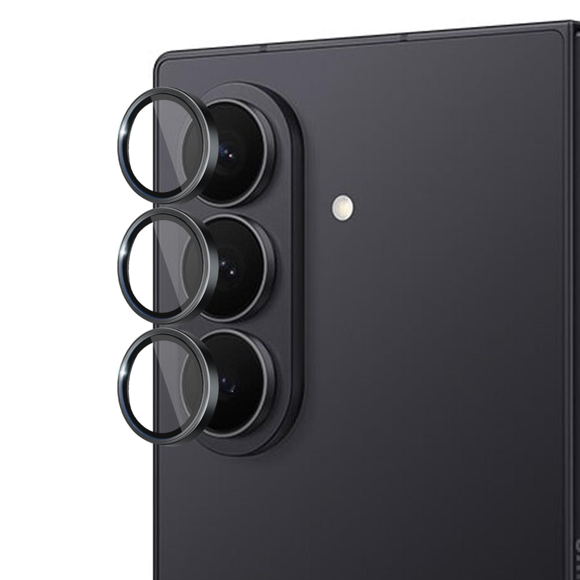 Czarny telefon z trzema obiektywami aparatu i trzy osłony obiektywu są umieszczone na obiektywach.