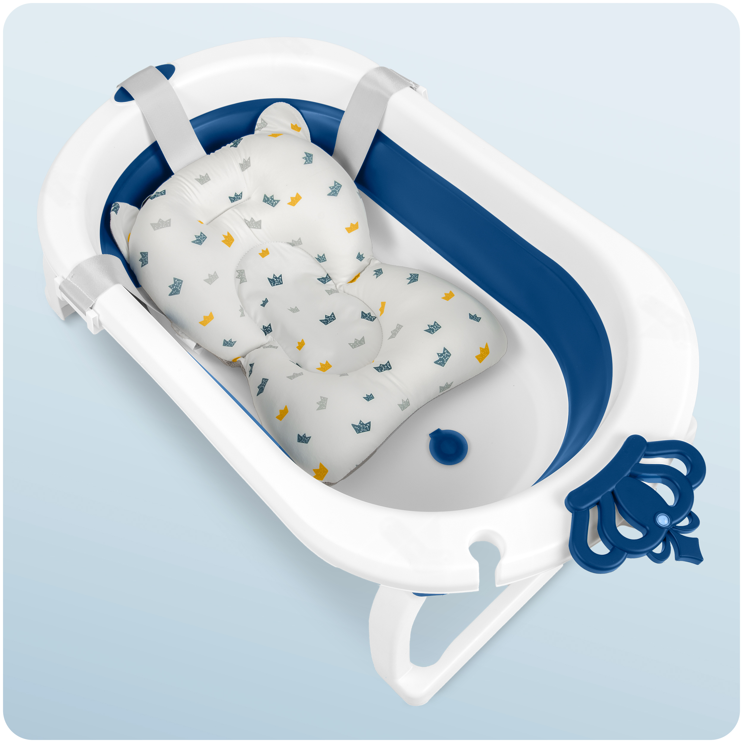 Wanienka dla dziecka z niebiesko-białym wzorem i podpórką pod głowę dziecka. Białe tło.