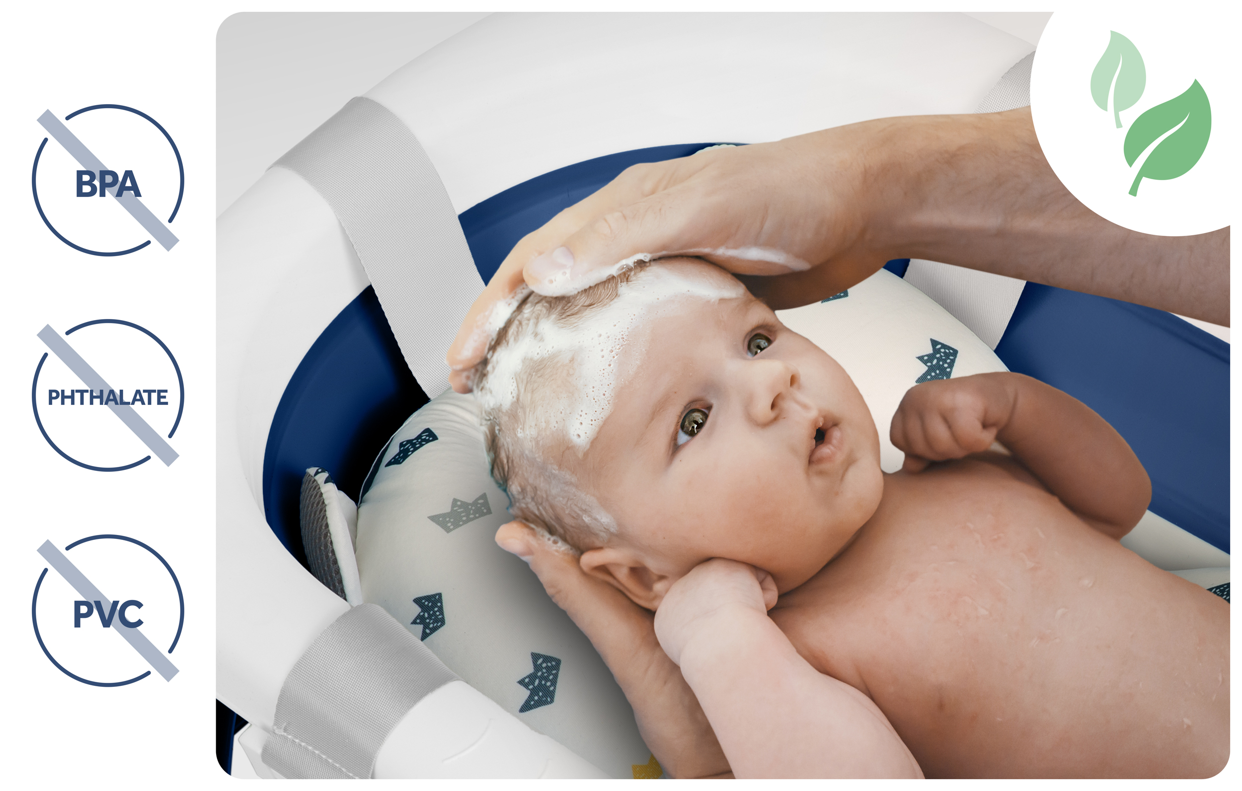 Dziecko jest myte w niebiesko-białej wannie. Obraz przedstawia etykiety bez BPA, ftalanów i PCW.
