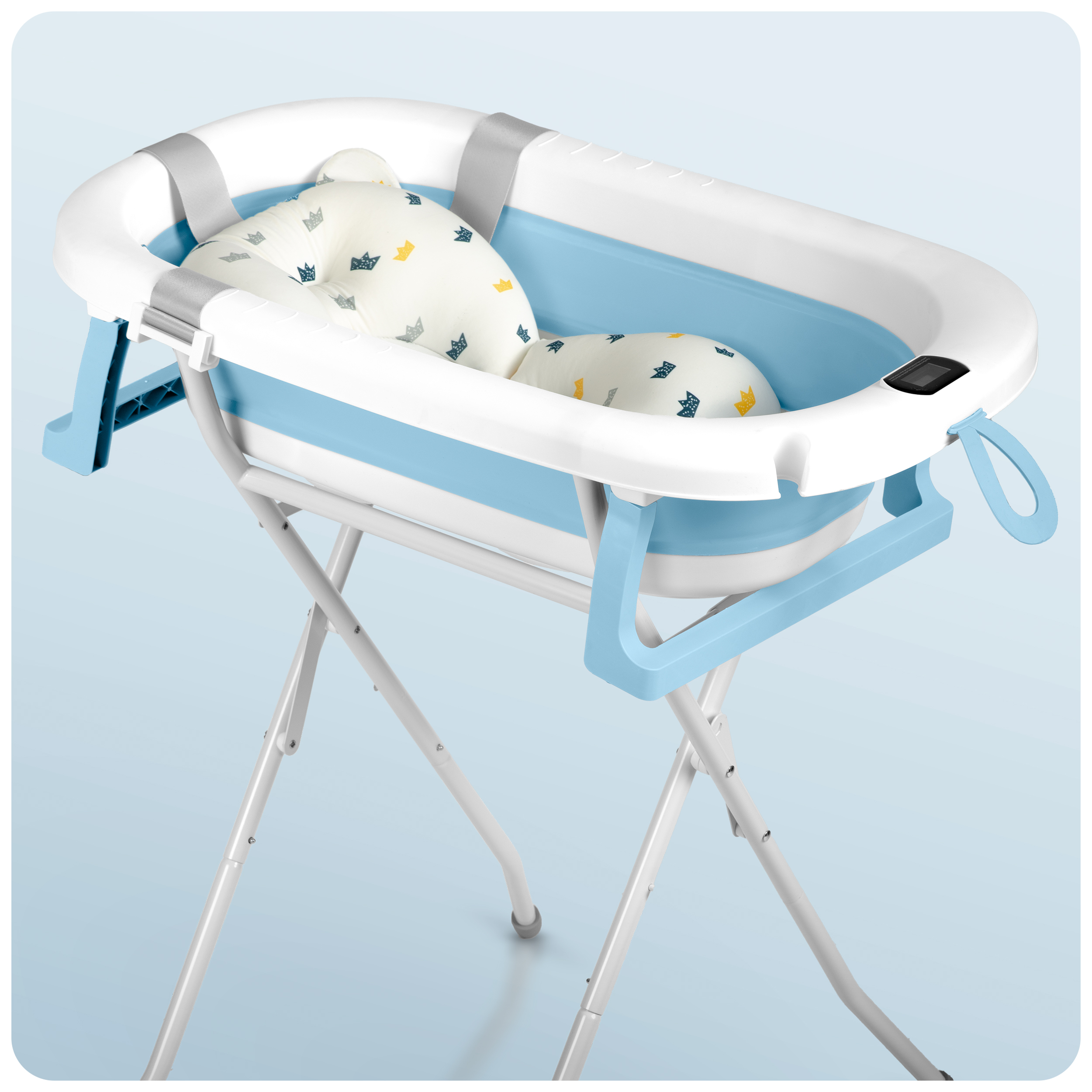 Niebiesko-biała wanienka dla dziecka z siedziskiem do kąpieli w środku. Wanienka stoi na białym stojaku. To zbliżenie.