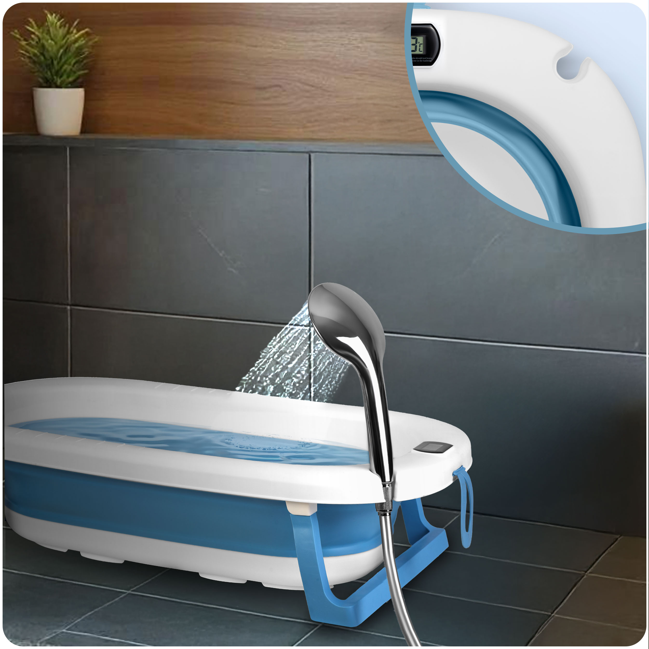 Niebiesko-biała wanienka dla dziecka z prysznicem spryskującym wodą. Zbliżenie pokazuje krawędź.