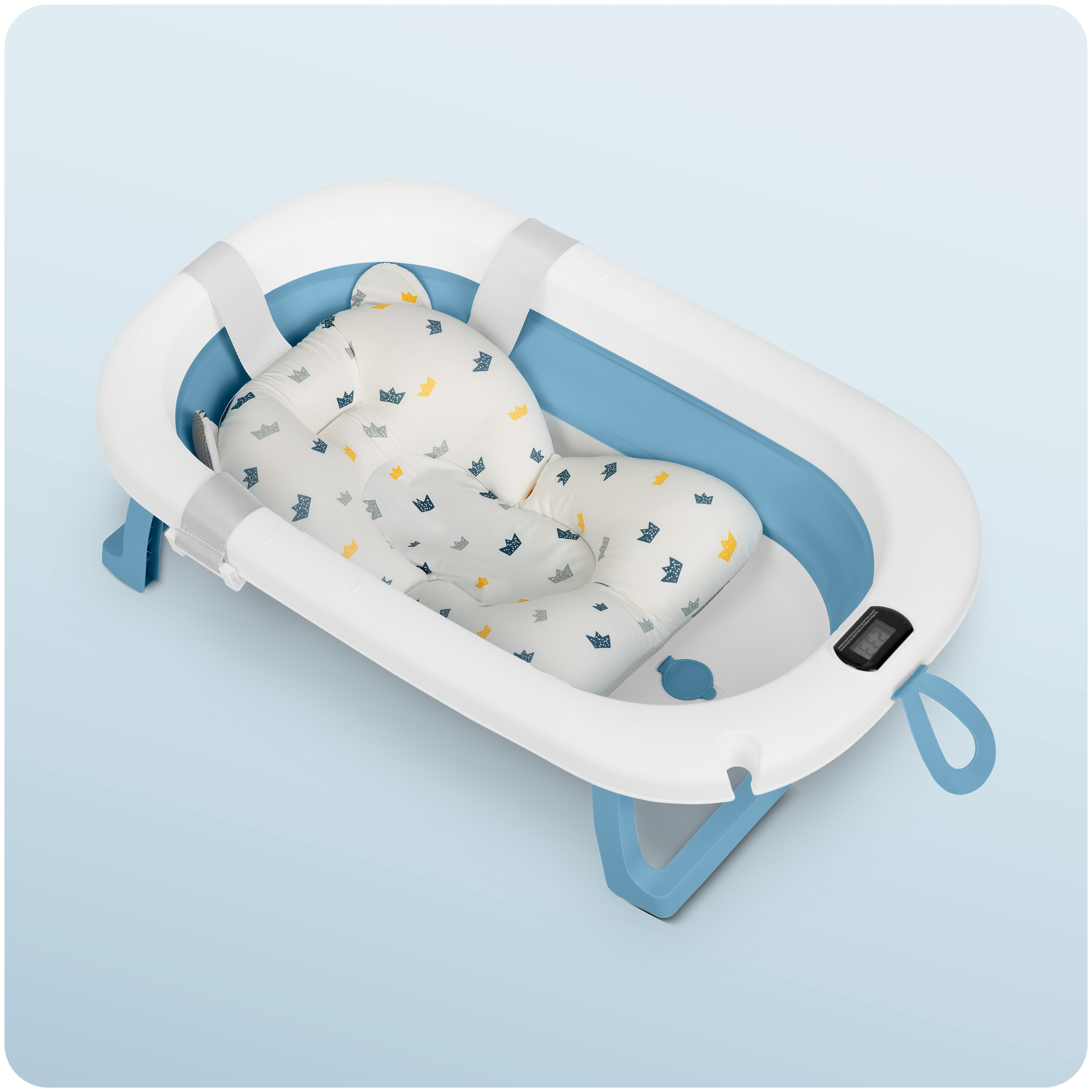 Wanienka dla dziecka, biało-niebieska, z siedziskiem dla dziecka w środku. Siedzisko jest białe ze wzorami koron.