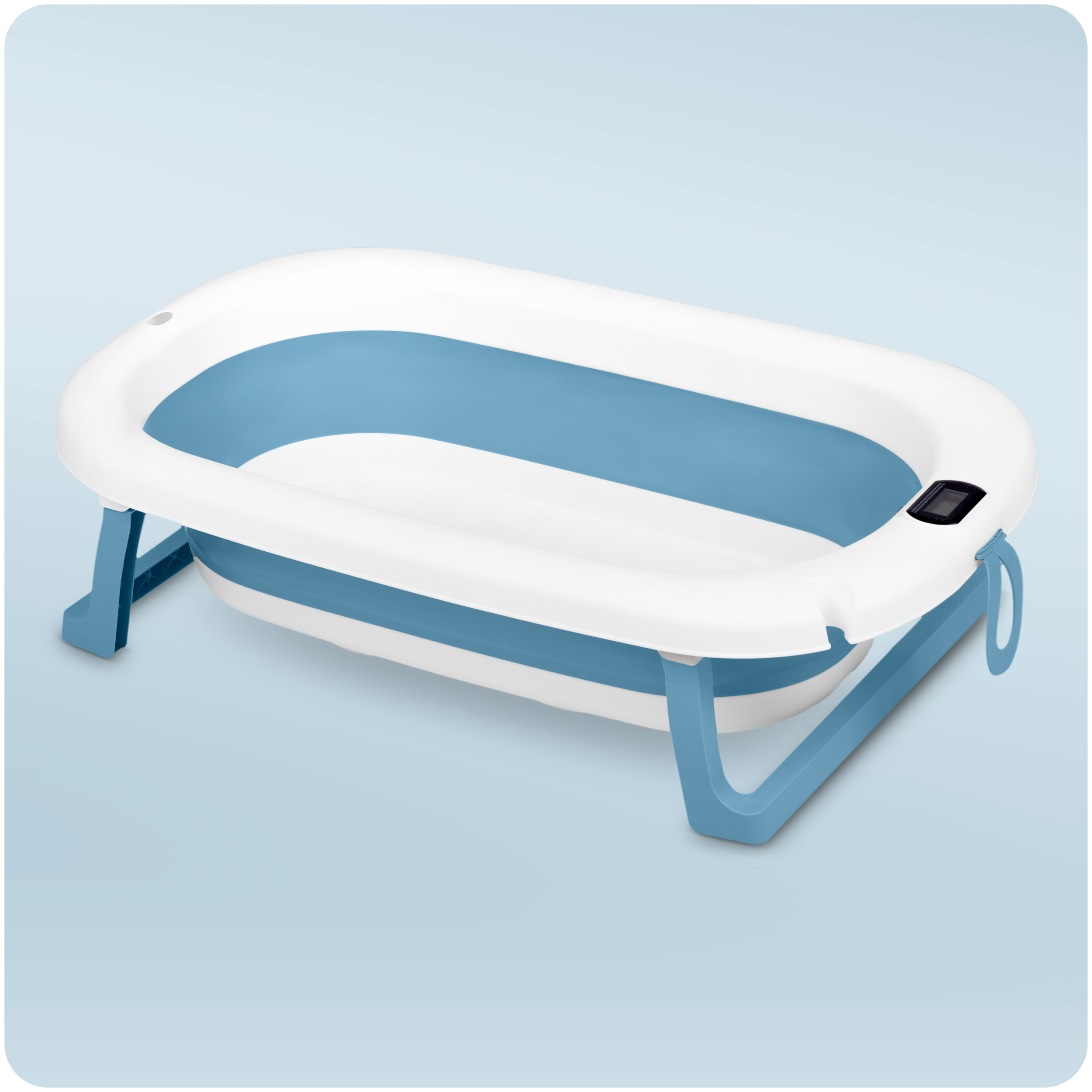 Wanienka dla dziecka, biała z niebieskim paskiem. Wanna jest otwarta, stoi na niebieskich nogach.