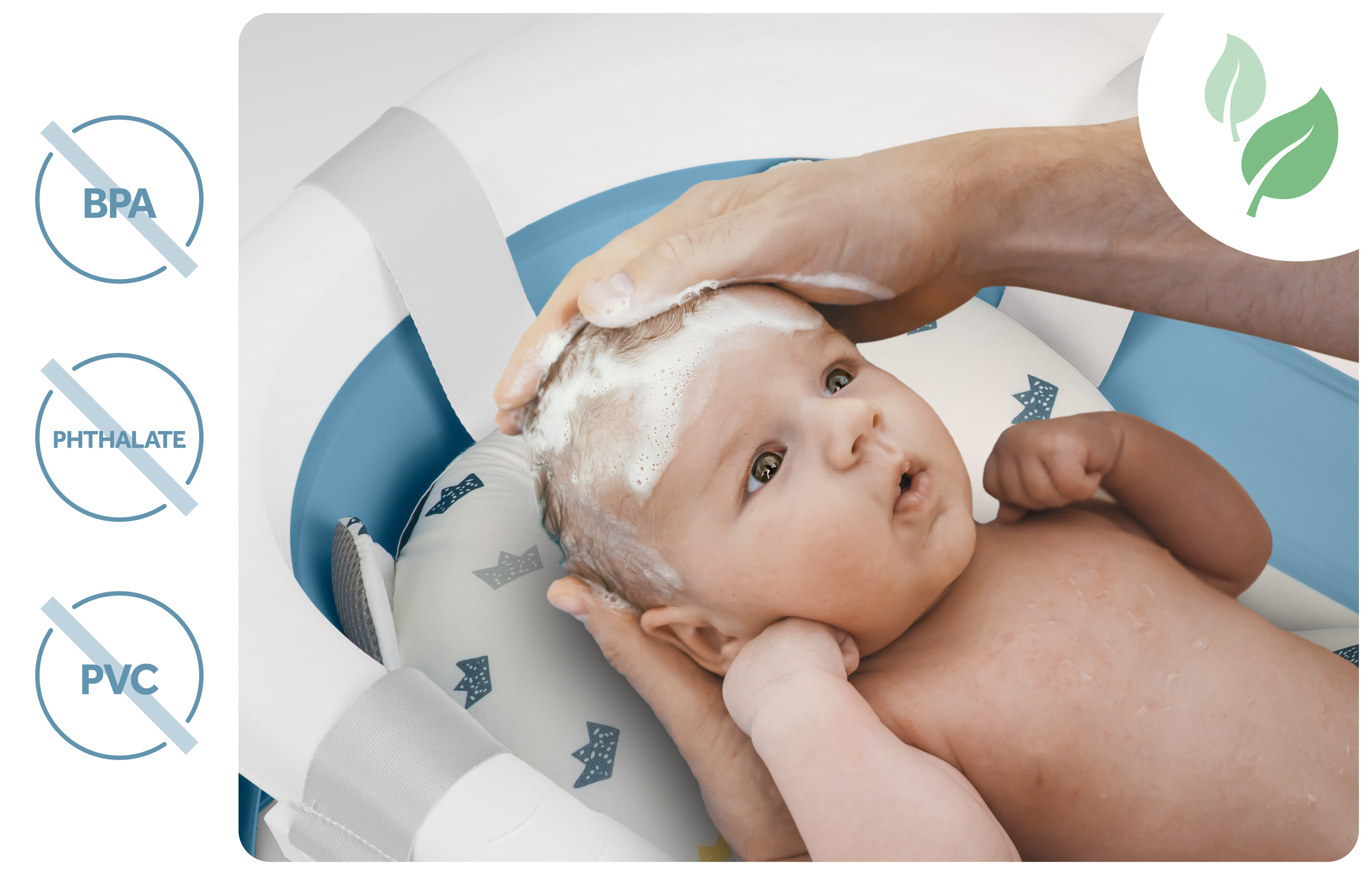 Dziecko jest kąpane w niebieskiej wannie rękami osoby. Obecna jest piana i liść.